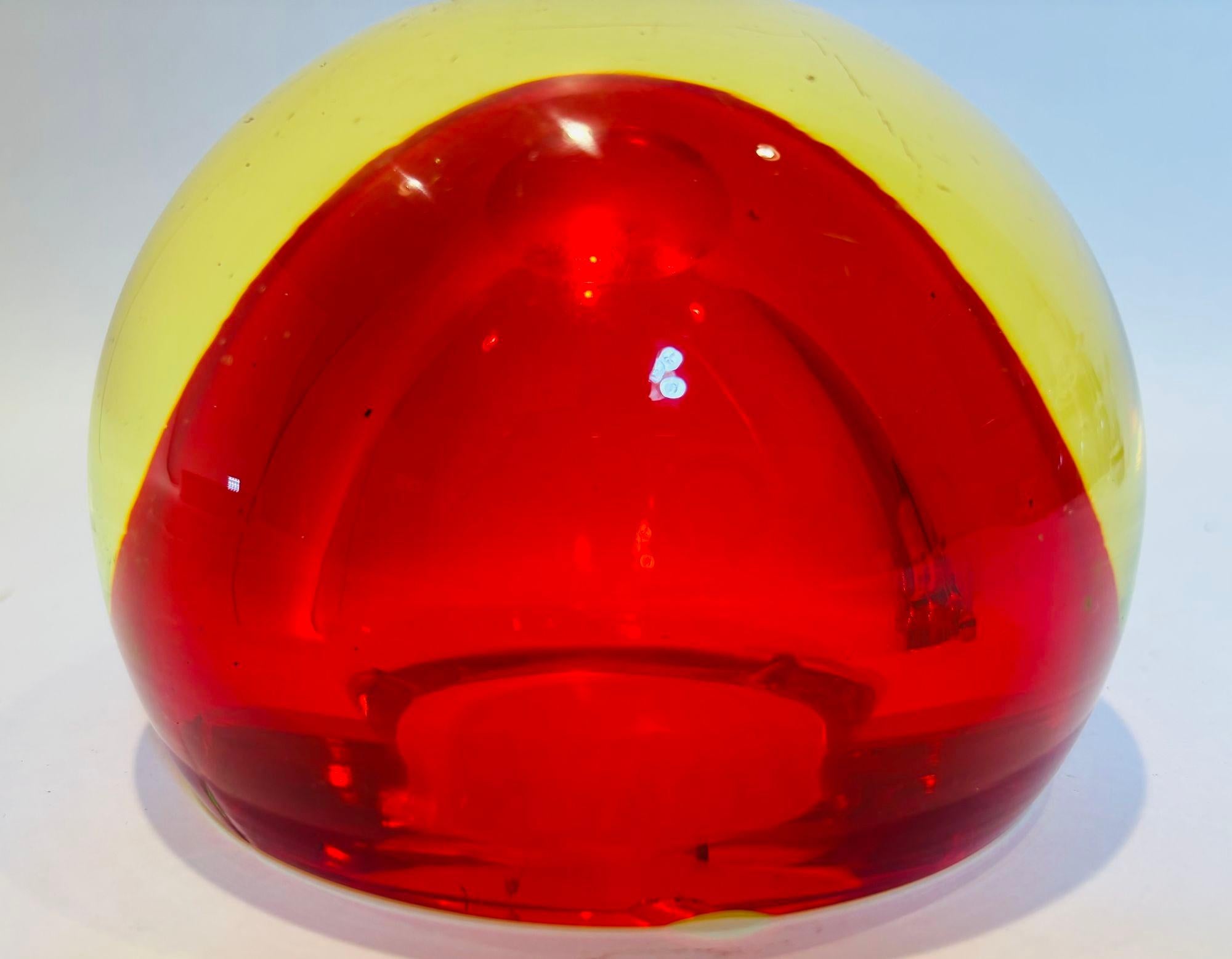 Cenicero de cristal artístico Murano Glass Sommerso rojo y amarillo 1960 siglo XX