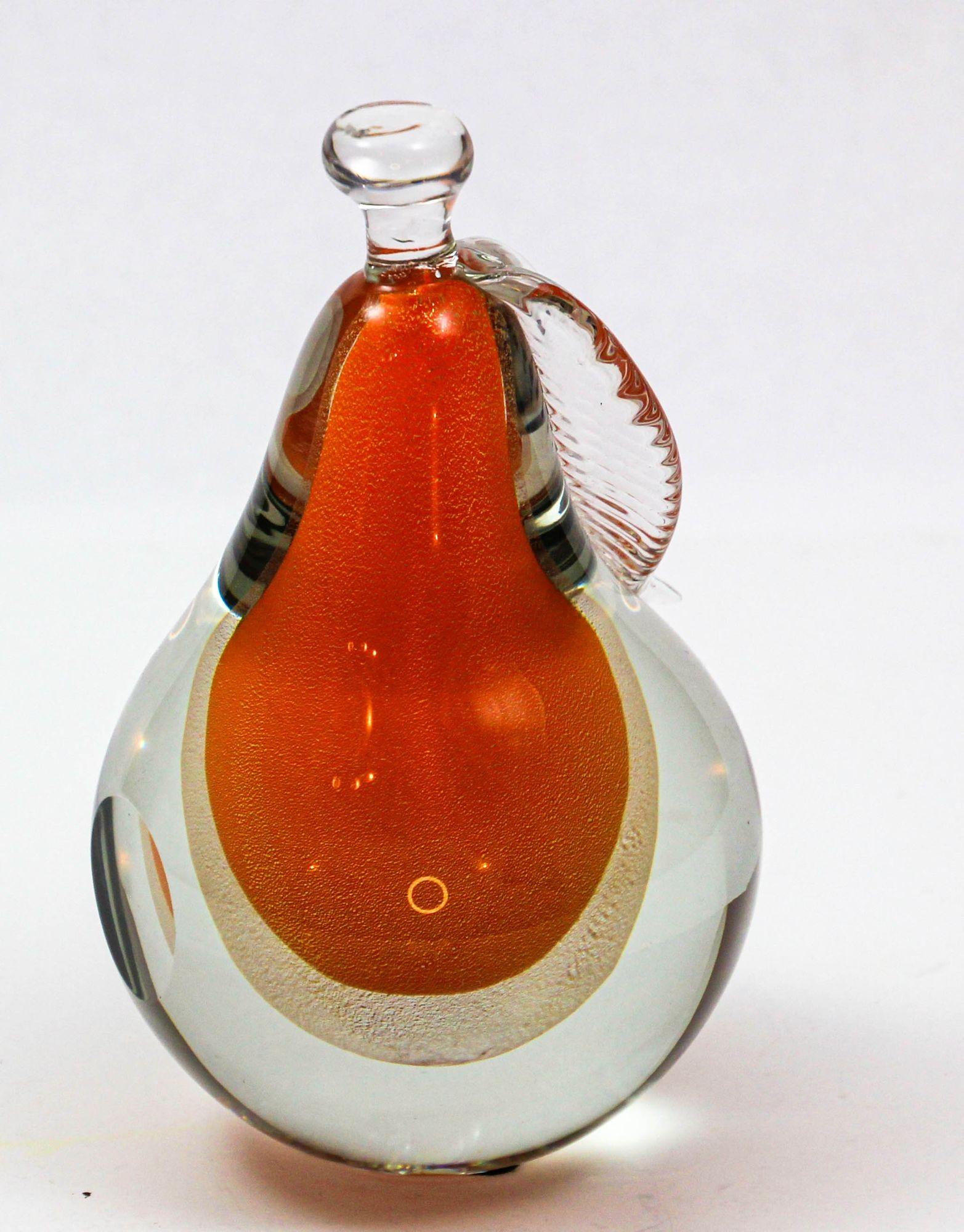 Magnifique décoration vintage en verre soufflé à la main de Murano, centre orange de Sommerso avec des mouchetures d'or, presse-papier en verre soufflé à la bouche de poire décorative. Document adressé au designer Alfredo Barbini, vers