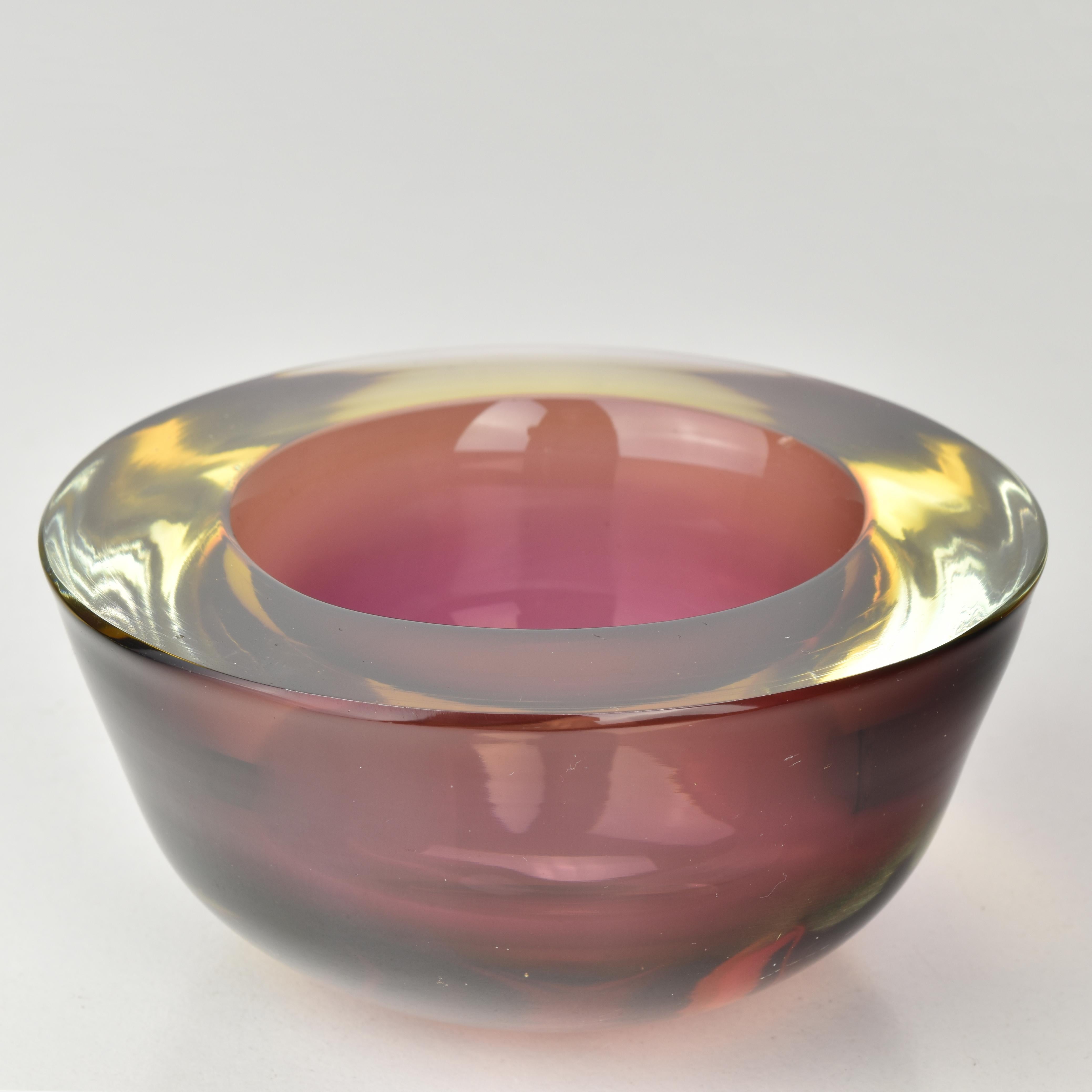 Italiano Ciotola in vetro artistico di Murano Glass Sommerso rosa e ambra di Flavio Poli in vendita