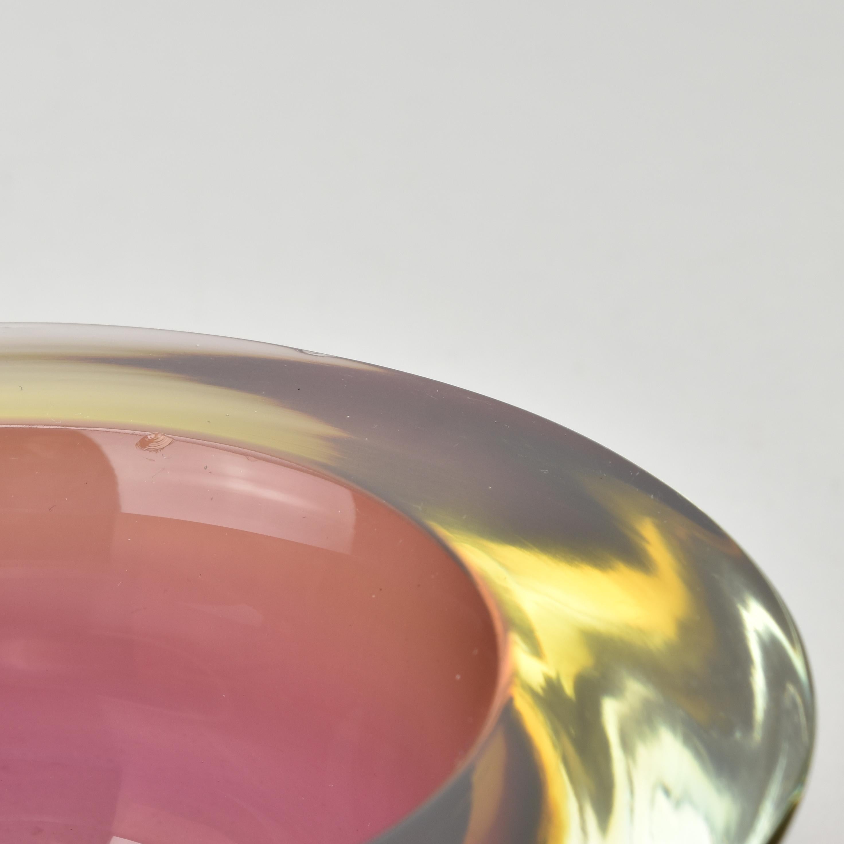 Fatto a mano Ciotola in vetro artistico di Murano Glass Sommerso rosa e ambra di Flavio Poli in vendita
