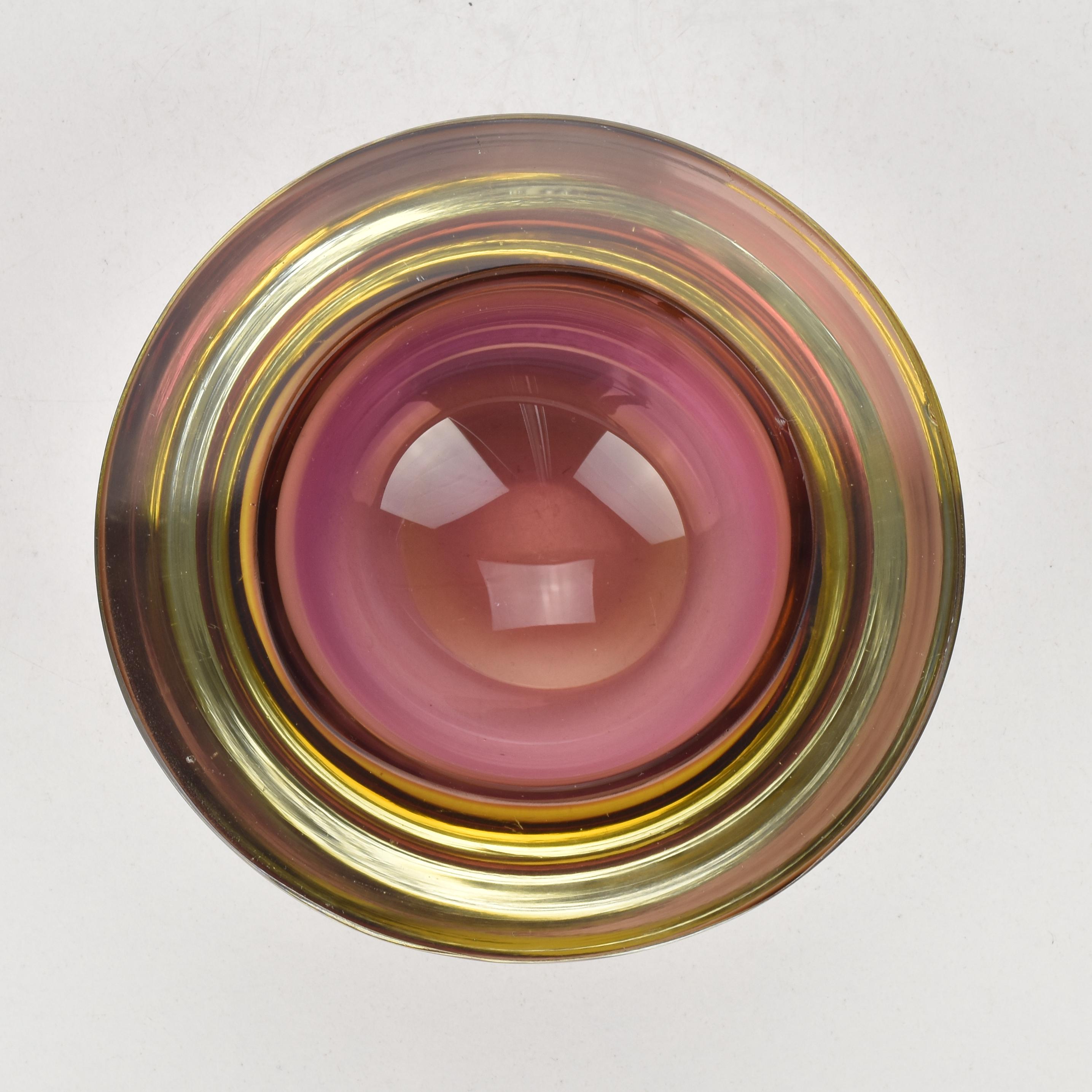 Metà XX secolo Ciotola in vetro artistico di Murano Glass Sommerso rosa e ambra di Flavio Poli in vendita