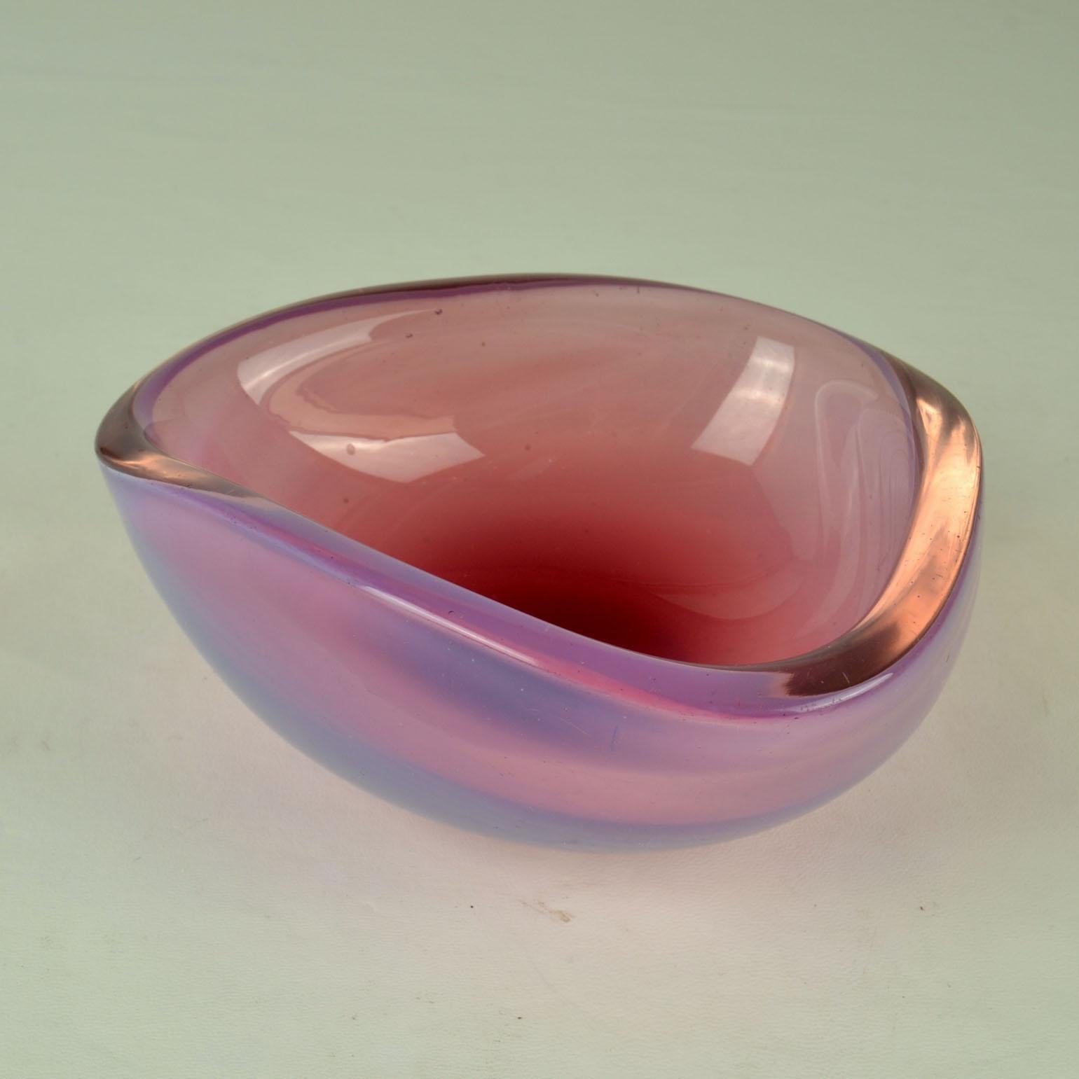 Glasschalen dreieckige Form von Flavio Poli für Seguso 1960er Jahre in zartem Rosa. Die Schale ist mundgeblasen, bekannt als venezianischer Sommerso, hergestellt in Murano, Venedig, Italien. 
Die Schalen sind eine Kombination aus zartem Rosa,