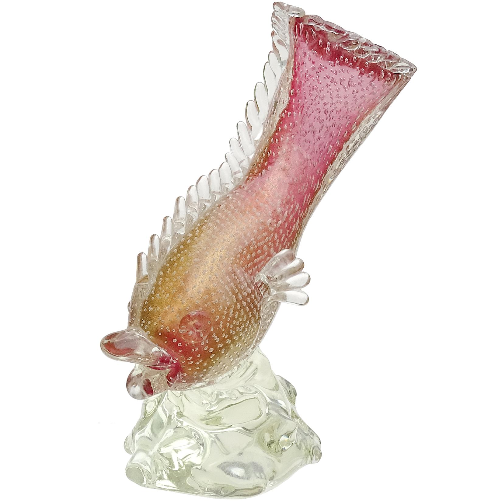 Beautiful, early Murano hand blown Sommerso pink, controlled bubble and gold leaf Italian art glass fish sculpture on base. Attributed to designer Flavio Poli for the Seguso Vetri D' Arte company. Dated towards late 1930s. The piece was created in