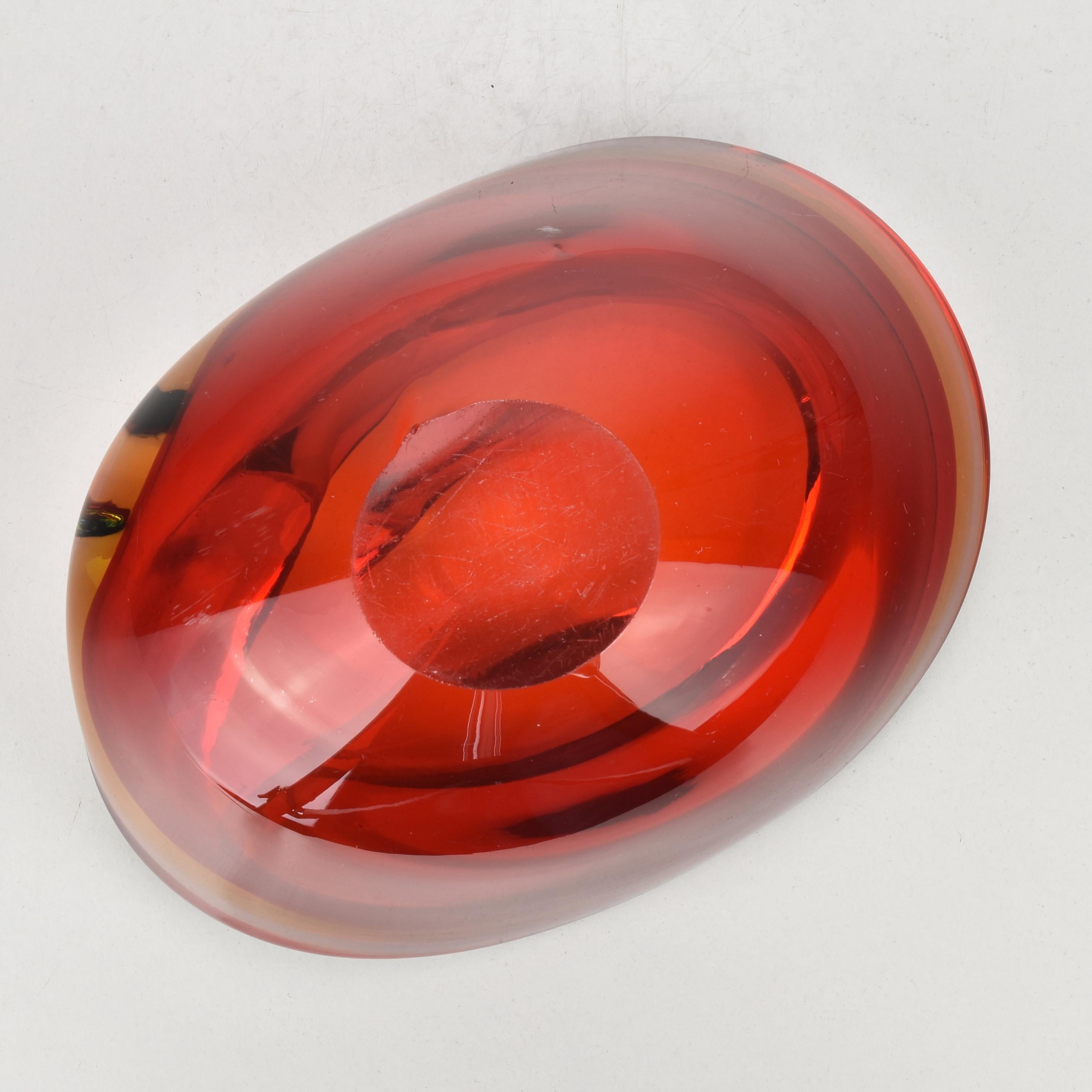 Cuenco orgánico de cristal artístico Murano Glass Sommerso rojo y ámbar de Flavio Poli mediados del siglo XX en venta