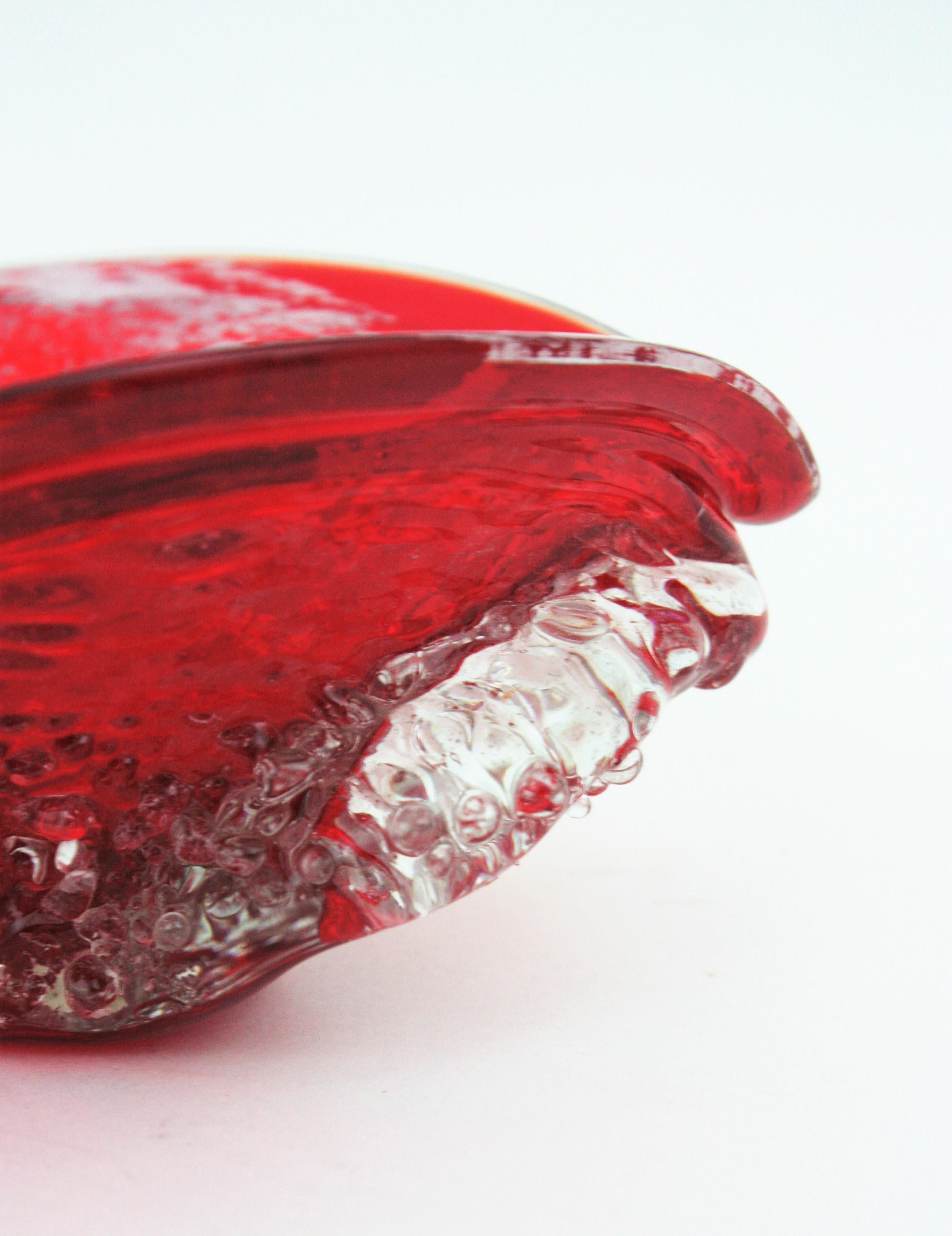 Schale/Aschenbecher aus Murano Sommerso-Kunstglas mit rotem und klarem Macette (20. Jahrhundert) im Angebot