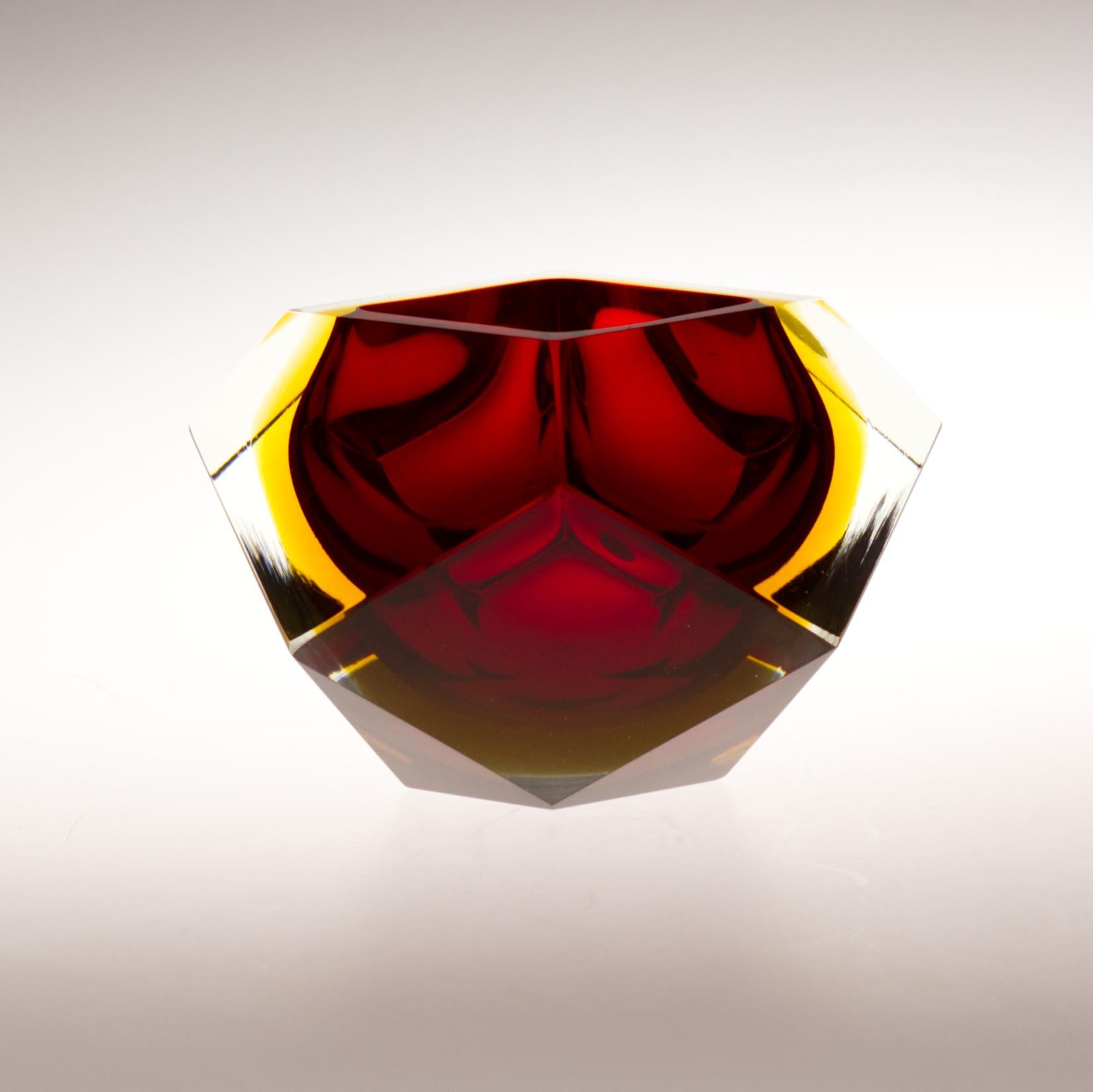  Murano Sommerso  Rotes facettiertes Glas  Schale von Flavio Poli 1960er Jahre (Facettiert) im Angebot