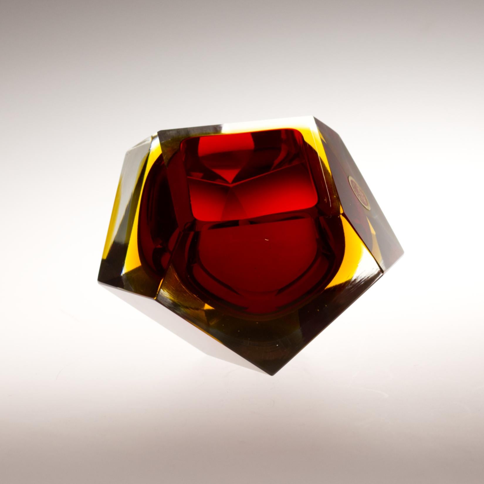 Murano Sommerso  Cristal facetado rojo  Cuenco de Flavio Poli Años 60 en Bueno estado para la venta en Lucenec, SK