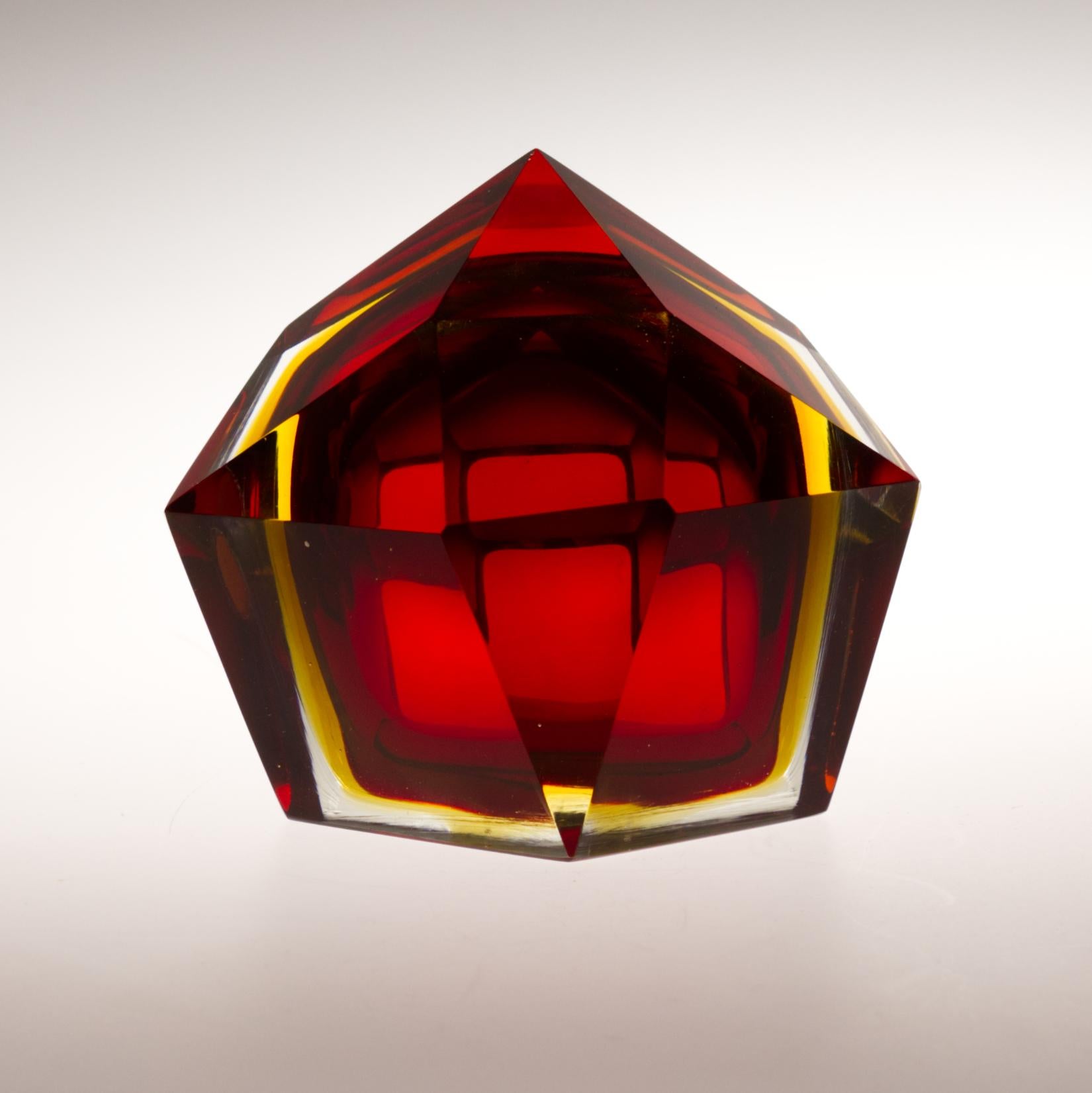 Murano Sommerso  Cristal facetado rojo  Cuenco de Flavio Poli Años 60 en venta 1