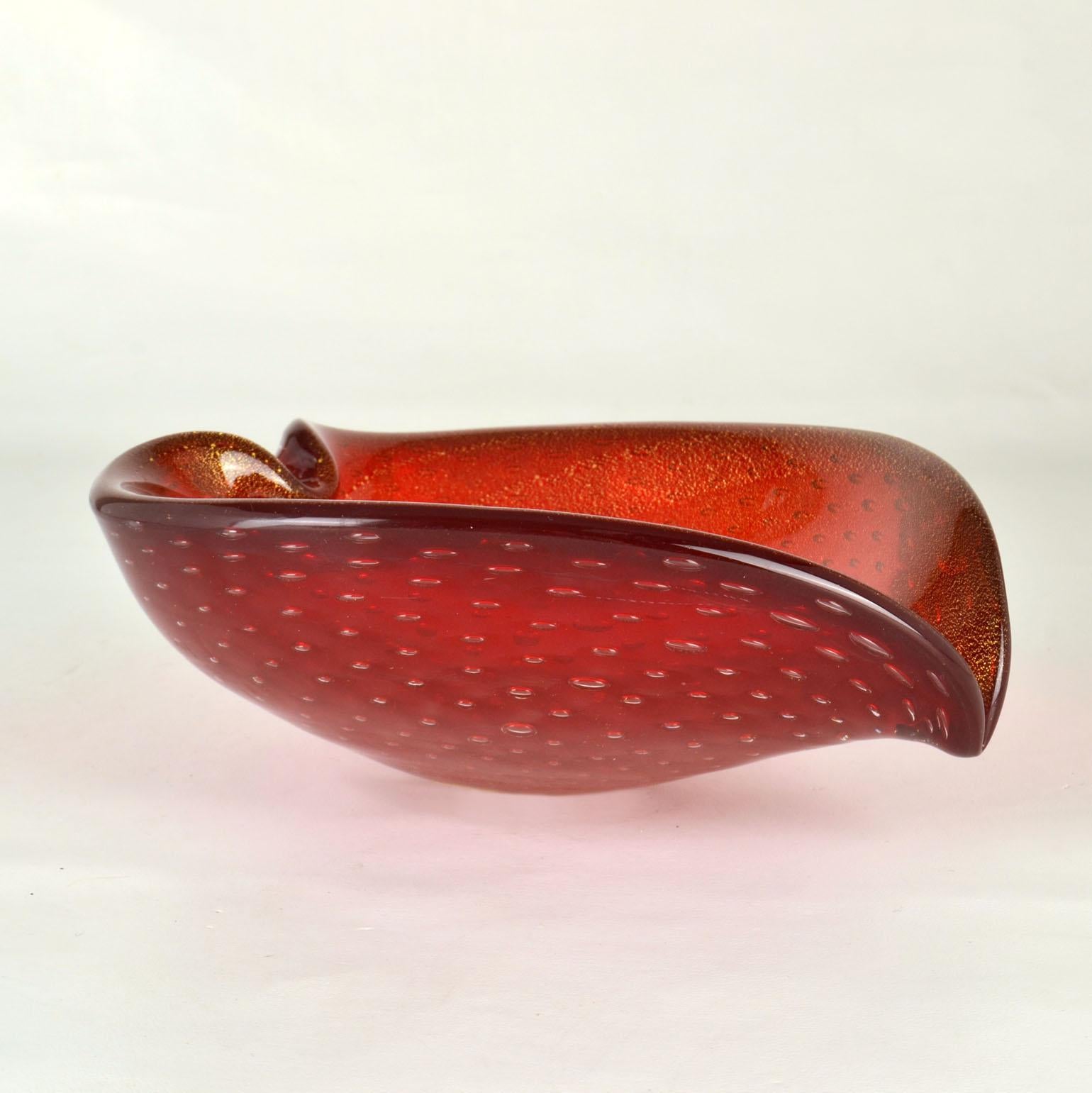 Blattförmige Glasschale von Flavio Poli für Seguso aus den 1960er Jahren in tiefem Rot und Gold. Die Schale ist mundgeblasen, bekannt als venezianischer Sommerso, hergestellt in Murano, Venedig, Italien. 
Die Schale ist eine Kombination aus tiefem