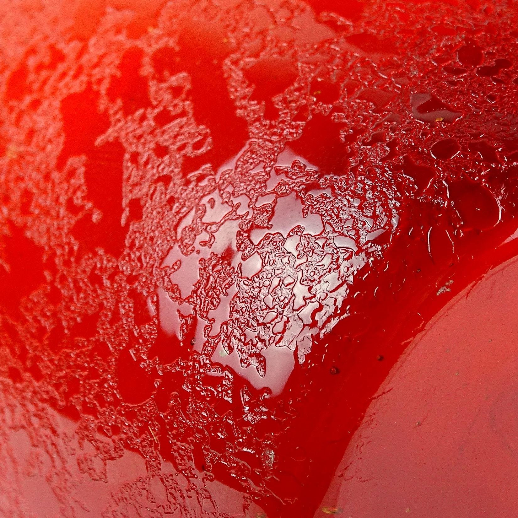 Fait main Vases à fleurs en verre d'art italien Murano Sommerso à surface Corroso rouge, orange et rouge en vente