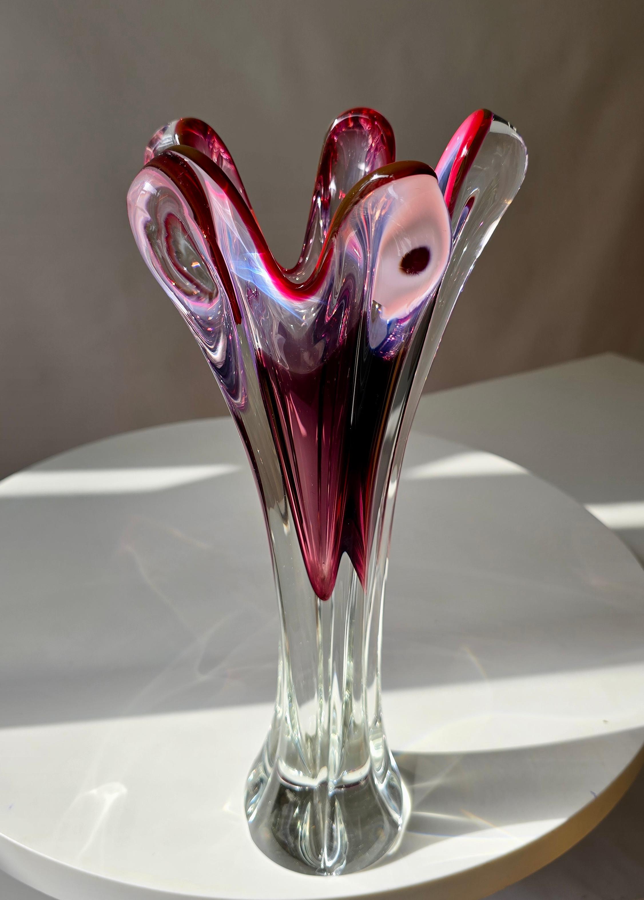 A vibrant Murano Sommerso vase in ruby red and crystal, its five sculptural lobes capturing light with dramatic elegance.

Striking handblown Murano glass vase in deep ruby red with clear crystal casing, dating from the 1960s. The vase is executed