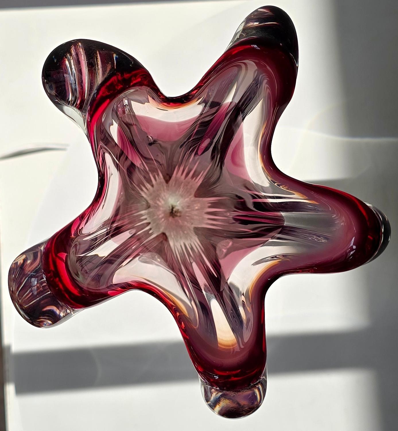 Murano Sommerso Ruby Red Glass Vase with Five Lobes, Italy, 1960s In Good Condition For Sale In Antwerp, BE