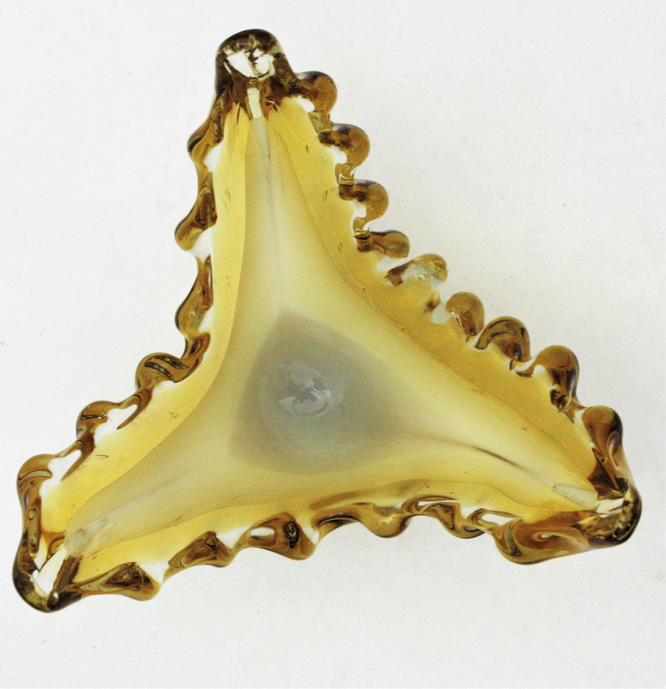 Jarrón centro de mesa festoneado de cristal amarillo Murano Glass Sommerso en venta 3