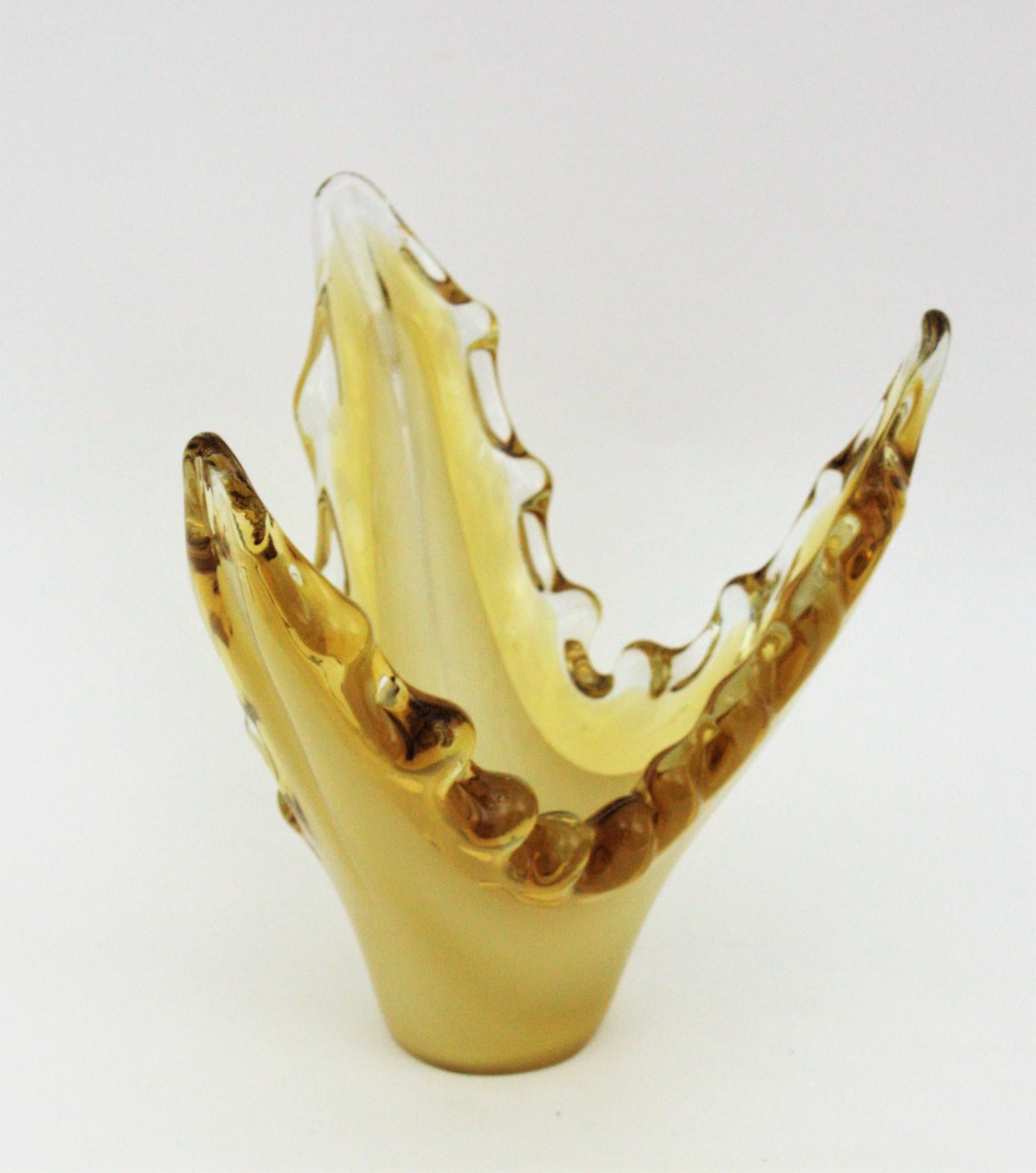 Verre Vase de centre de table festonné en verre d'art jaune transparent Sommerso de Murano  en vente