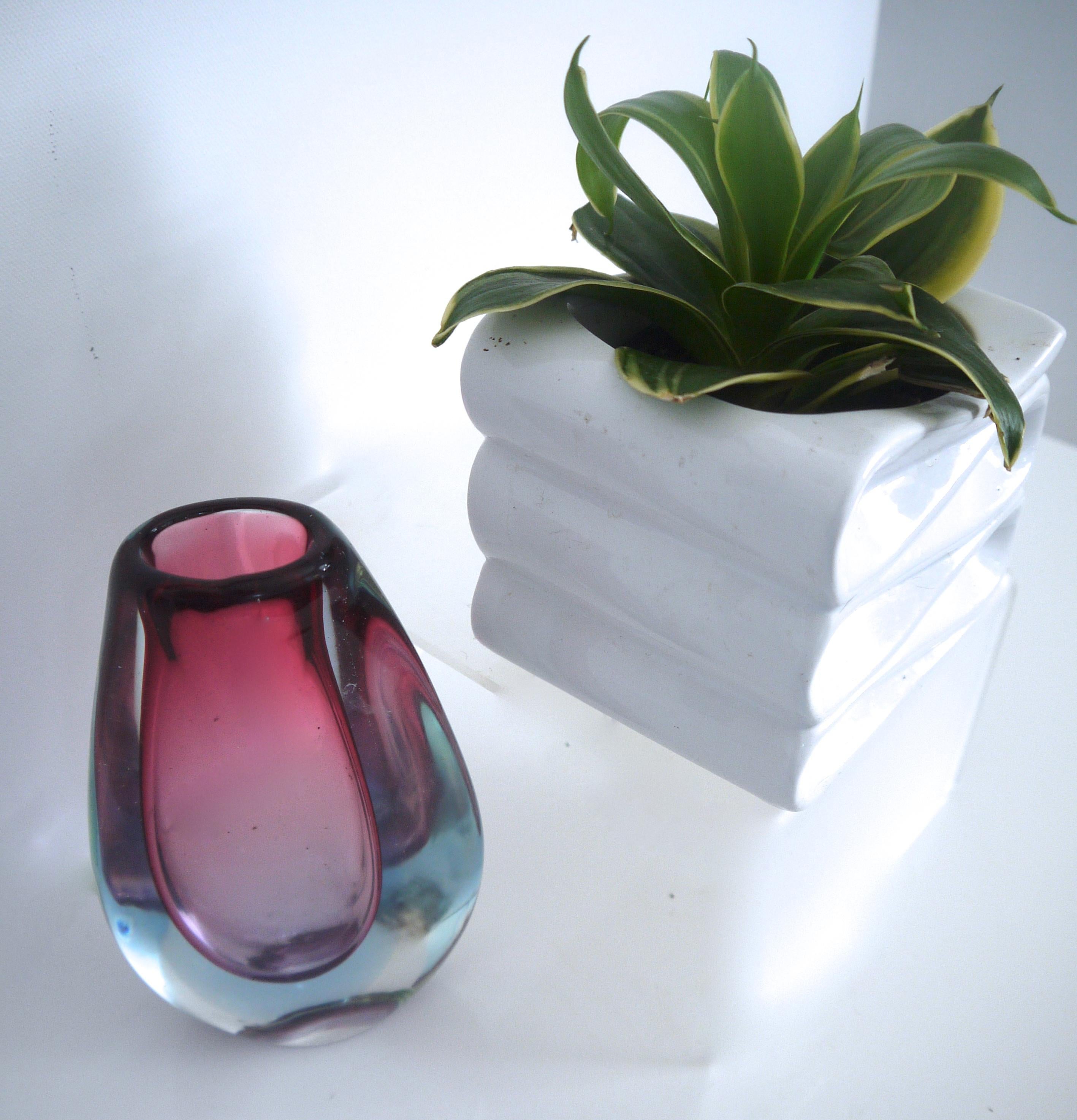 Murano Sommerso teardrop vintage art glass vase late 1960s-1970s blues and pink


Sommerso glass is often are attributed to Seguso Vetri d'Arte it can however, be attributed other factories in the Murano region which have made pieces in this