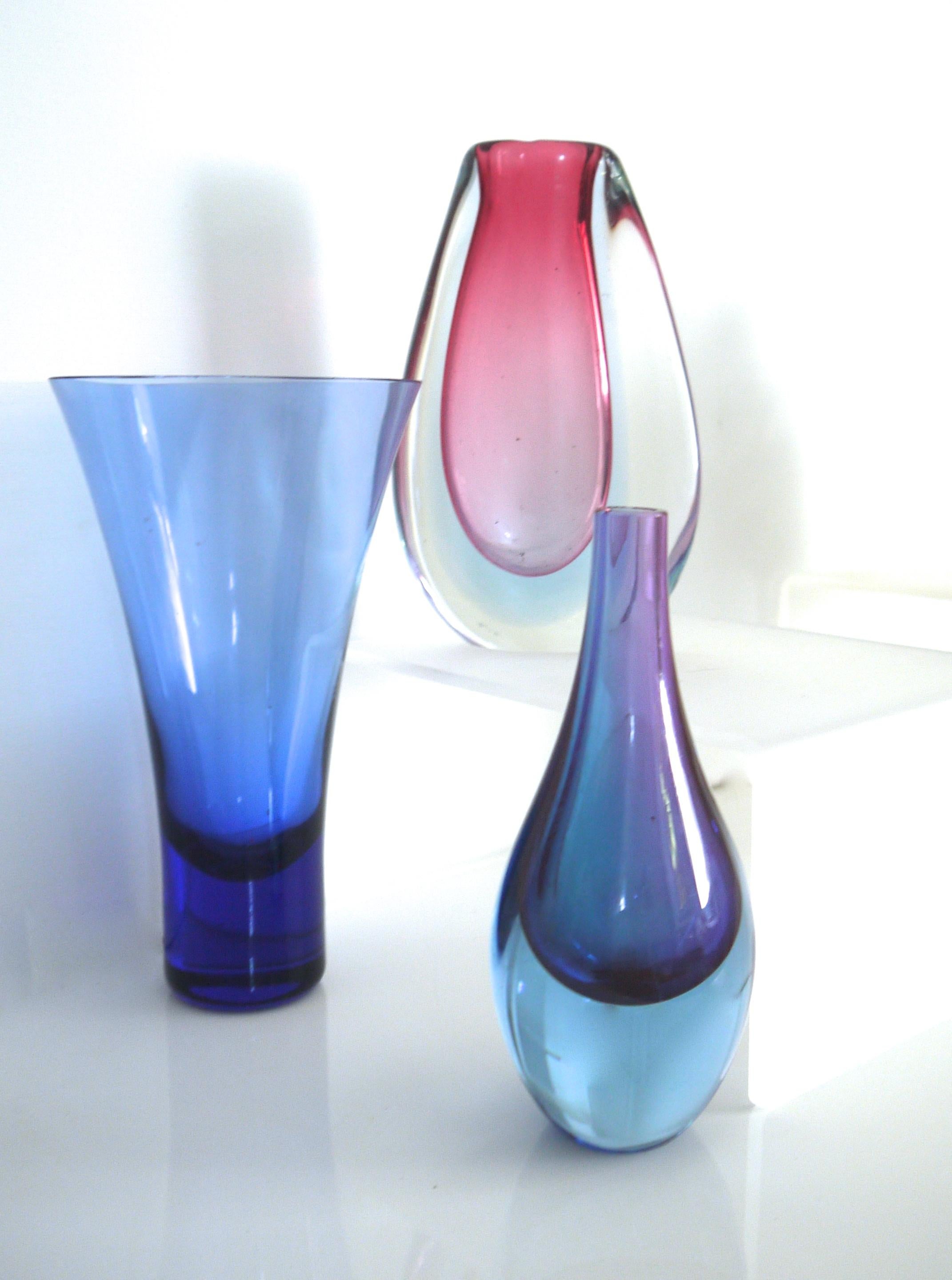 Italian Murano Sommerso Teardrop Vintage Art Glass Vase Late 1960s-1970s Blues and Pinks For Sale