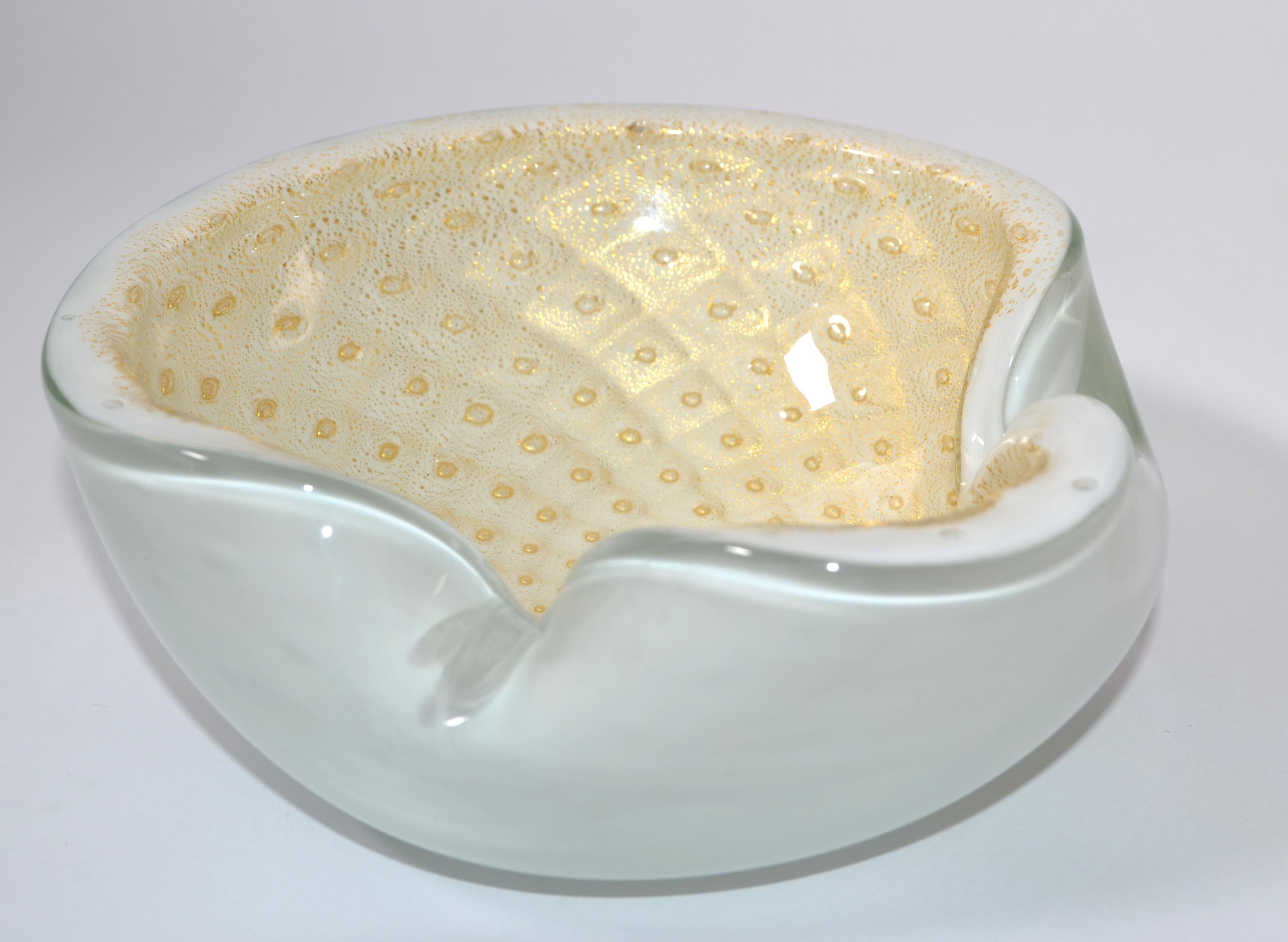 Italienische Mid-Century Modern Murano dreifach ummantelt weiß, beige und Goldstaub mundgeblasenem Glas Schüssel, Catchall oder Aschenbecher im Stil von Seguso Vetri d'Arte aus dem Murano Sommerso Workshop. 
Hergestellt in den späten 1960er