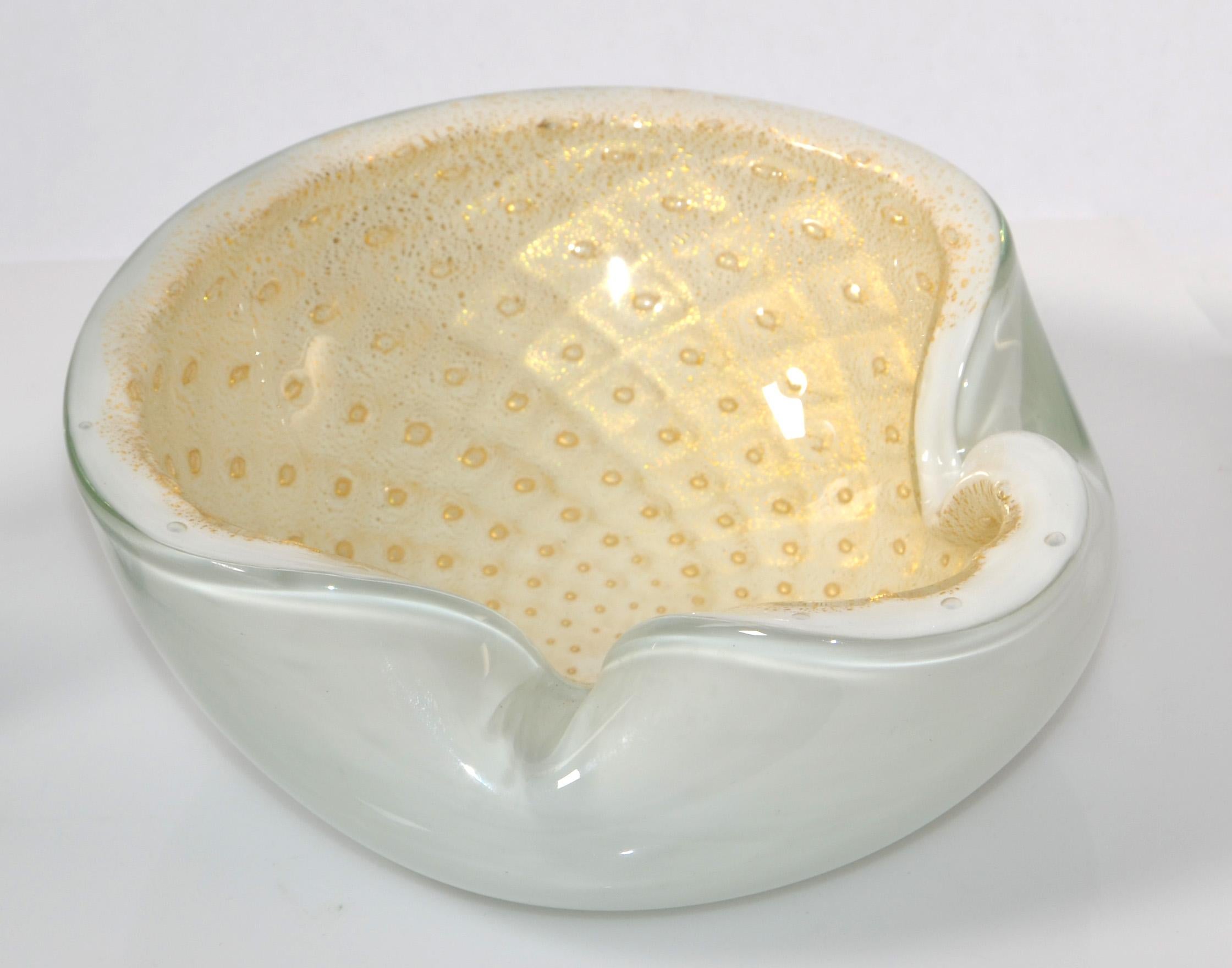 Murano Sommerso Triple Cased White Beige Gold Dust Glass Bowl Italy Mid-Century  In Good Condition For Sale In Miami, FL