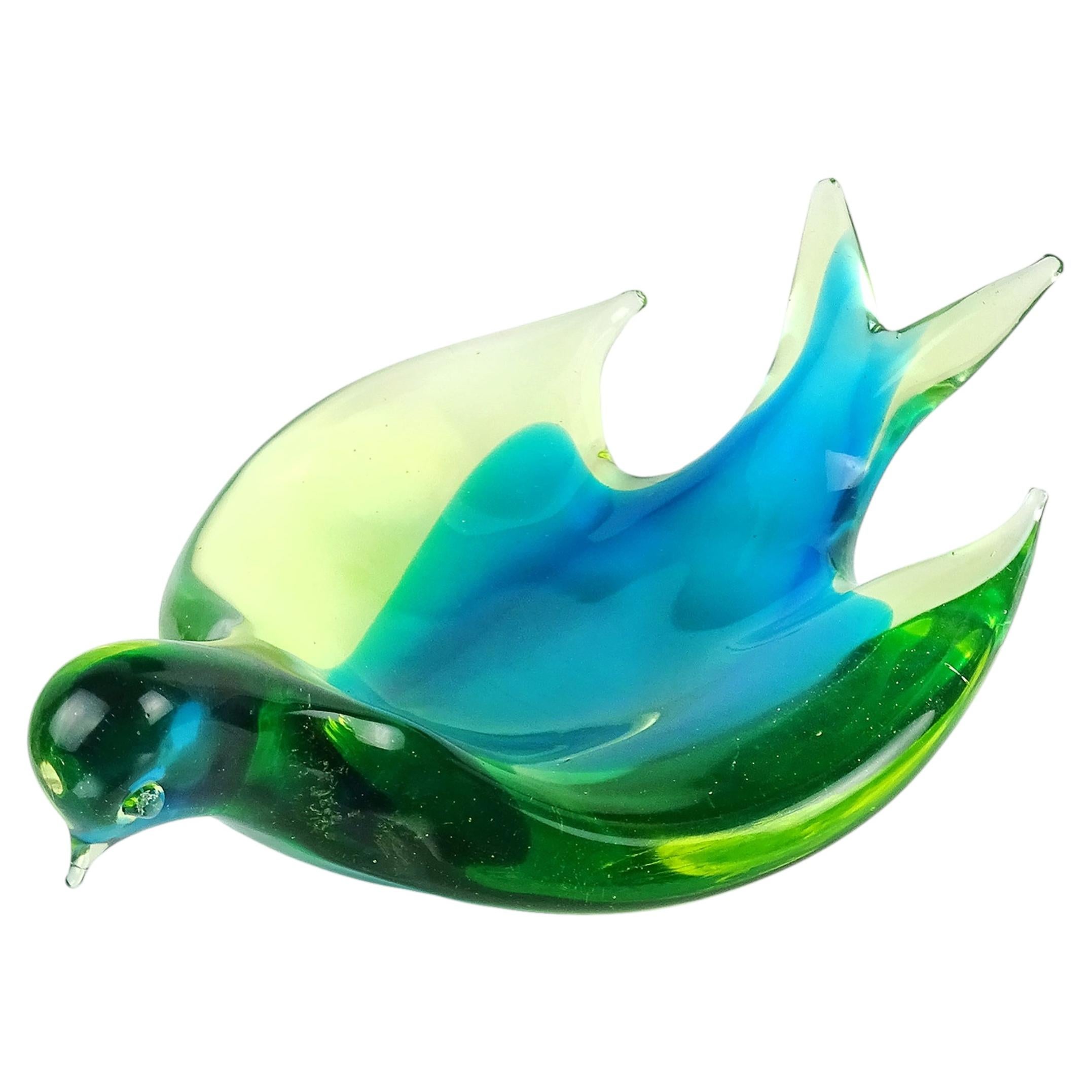 Ciotola a forma di uccello in vetro artistico italiano di Murano, tecnica Sommerso, color uranio e vaselina, con riflessi blu-verdi