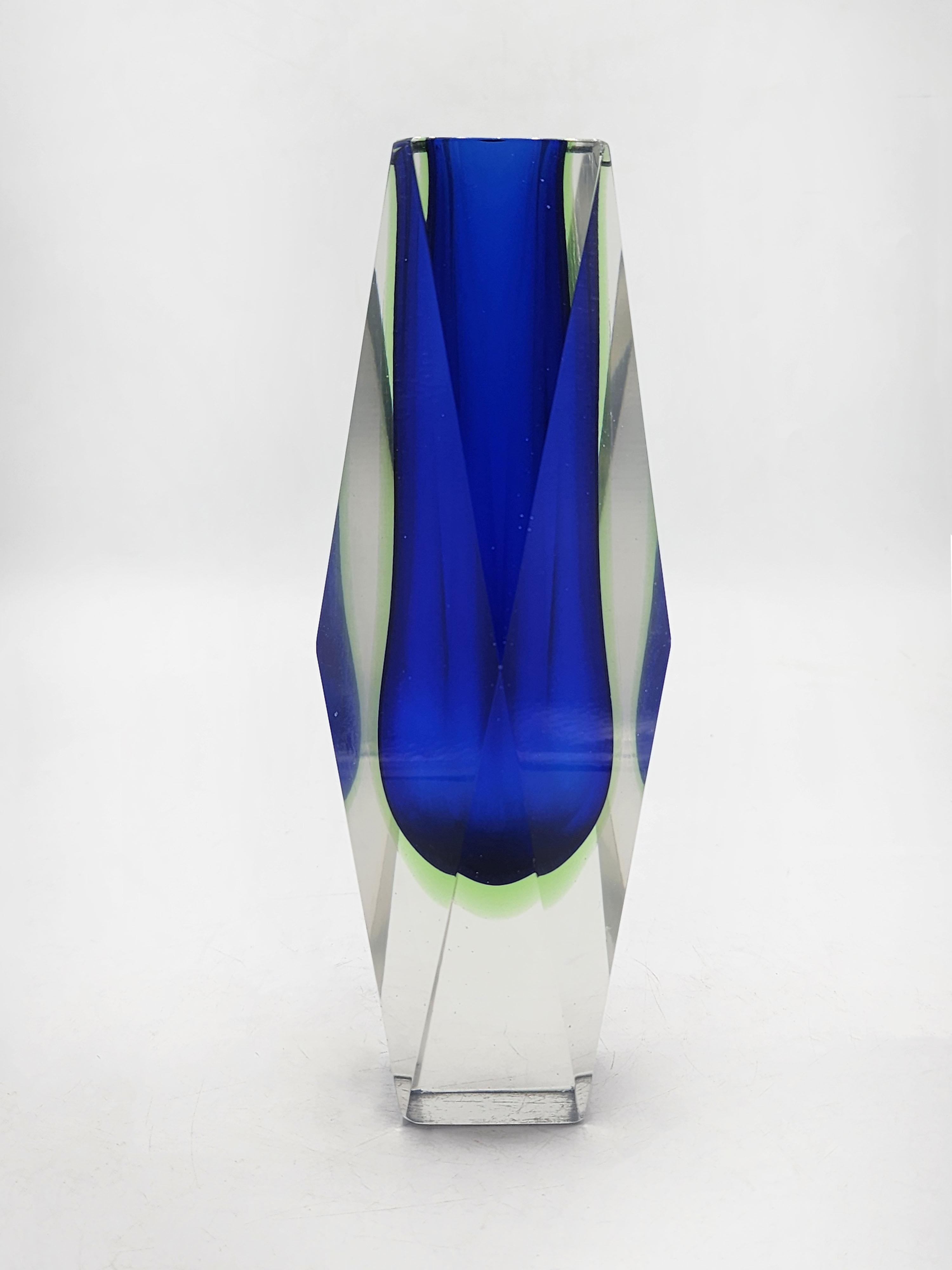 Vase Sommerso Murano par Alessandro Mandruzzato des années 1960
Ce superbe vase de Murano, conçu par le célèbre Alessandro Mandruzzato dans les années 1960, est une véritable œuvre d'art. Sa forme organique et fluide, associée à un jeu captivant de