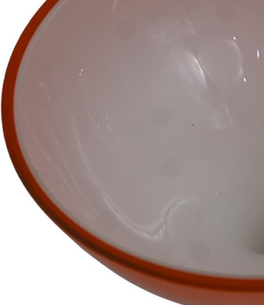 Schöne Vintage Murano mundgeblasen Sommerso orange italienische Kunst Glas Fuß Vase.
Dokumentiert von Designer Flavio Polo, für Seguso Vetri d'Arte, ca. Mitte des Jahrhunderts. Ein Sammlerstück!
Sie ist 29,5 cm hoch und hat einen Durchmesser von