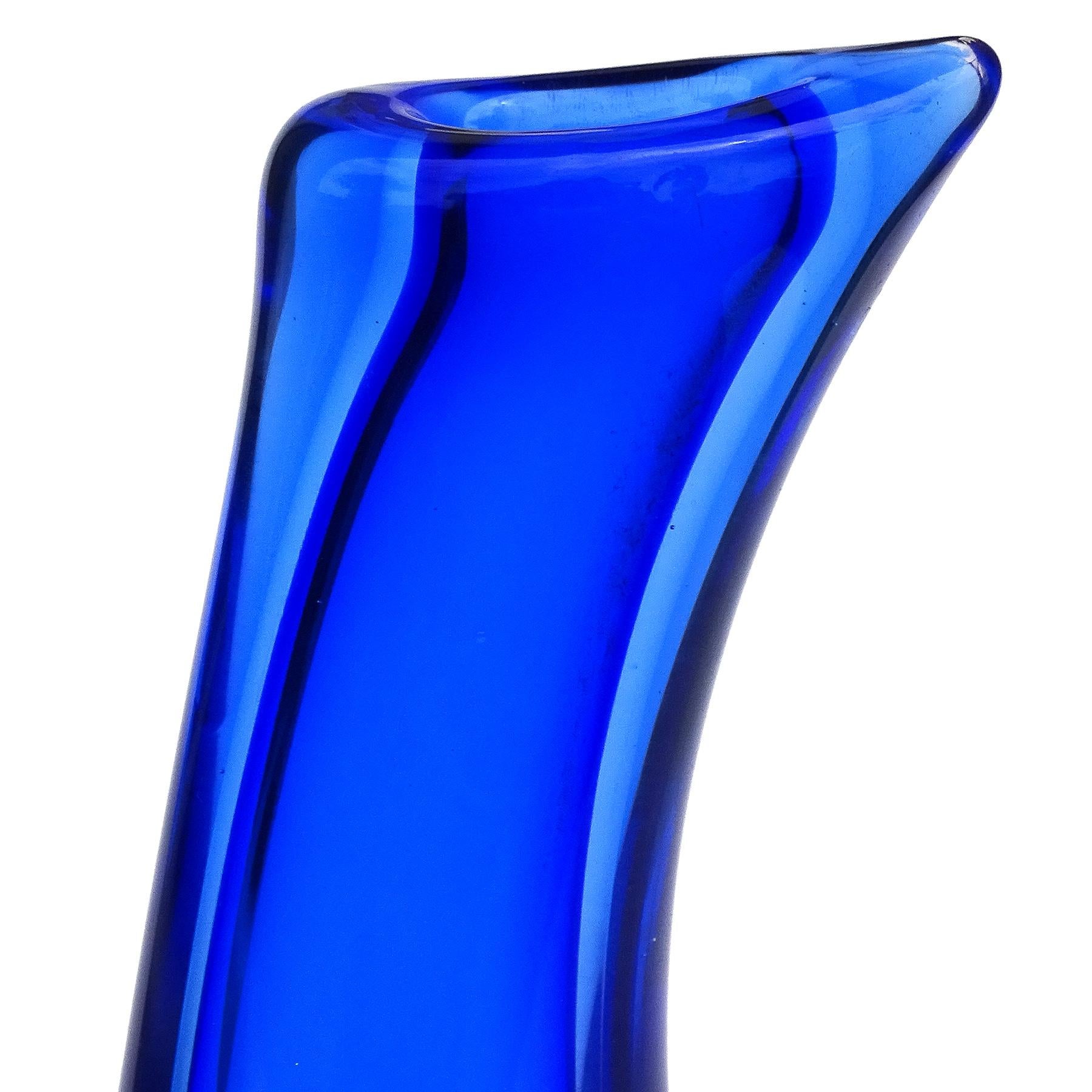 Beautiful vintage Murano hand blown Sommerso cobalt blue Italian art glass decorative sculptural flower vase. The inner blue layer looks like it fades out from the middle towards the edges. The vase also has 2 pulled glass points on the side, and