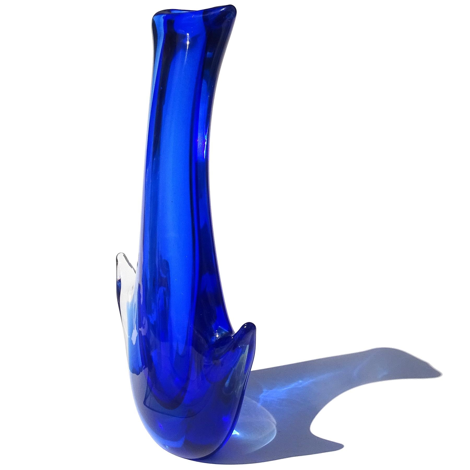Murano Sommerso Vintage Cobalt Blue Italian Midcentury Art Glass Flower Vase In Good Condition For Sale In Kissimmee, FL