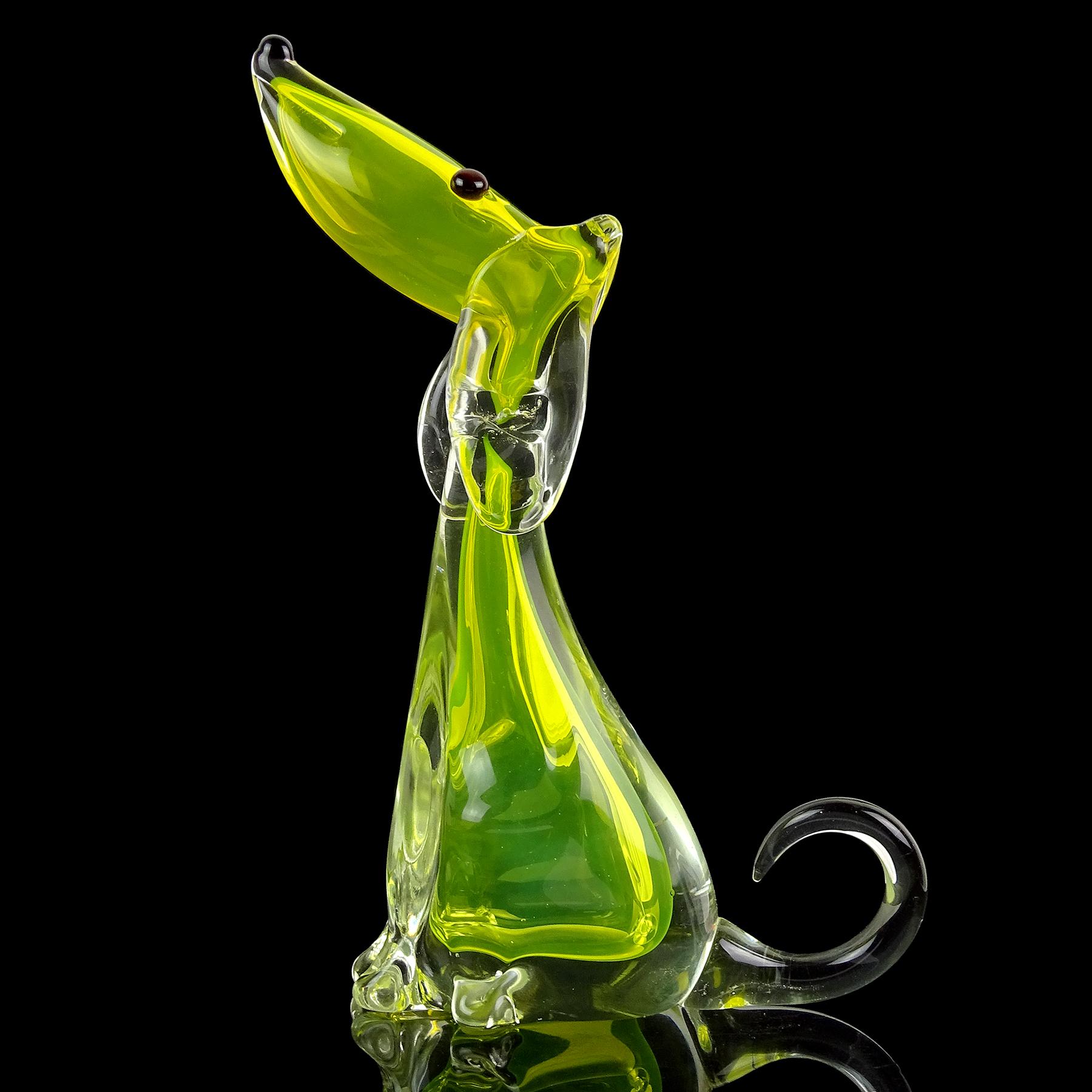 Bellissima scultura vintage di Murano Glass Sommerso, soffiata a mano, di colore giallo brillante e trasparente. Creato nello stile del designer Alfredo Barbini, intorno al 1950-1960, con forme simili pubblicate nel catalogo Weil Ceramics and Glass.