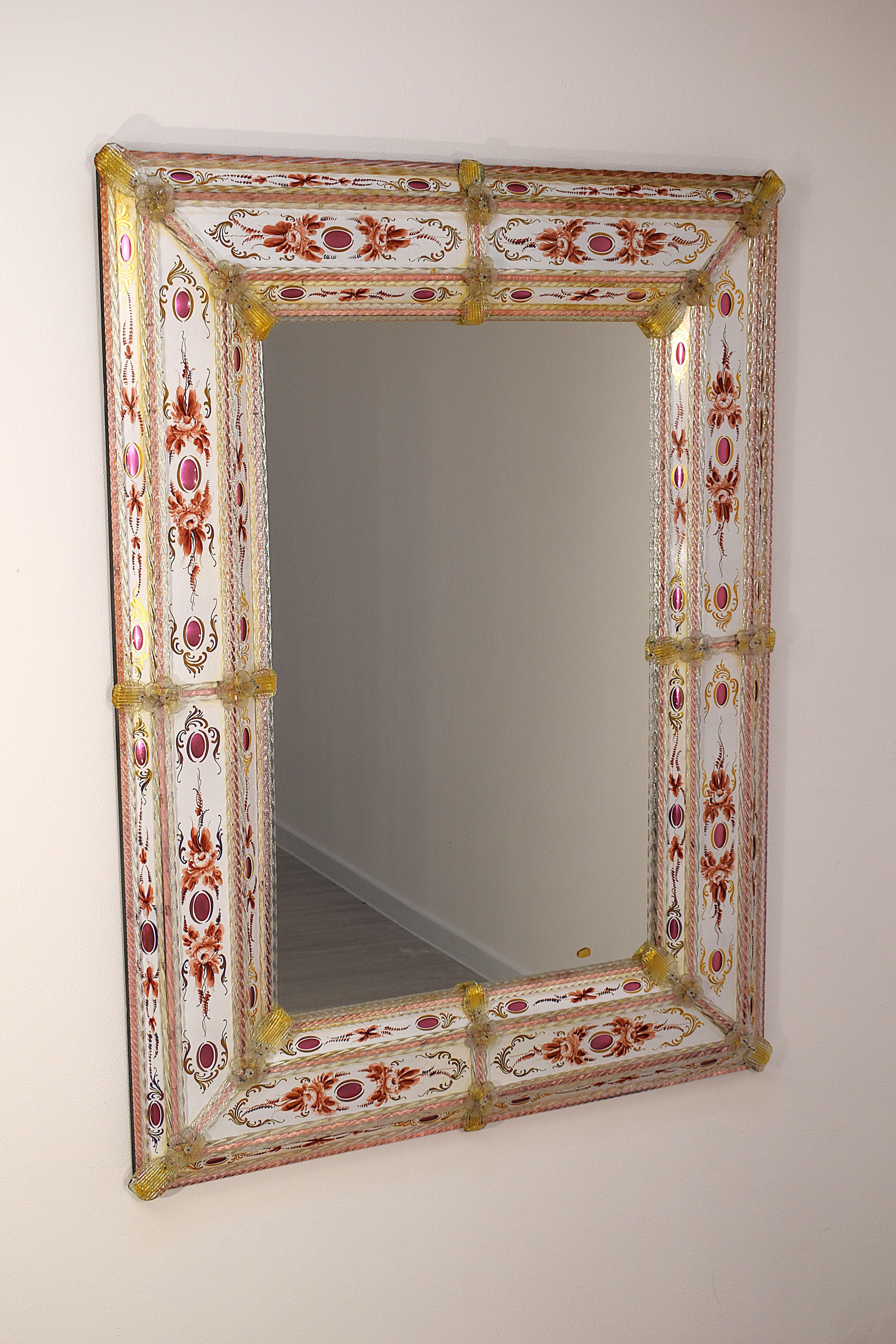 Miroir en verre de Murano décoré, Italie, années 1960. Elégant et raffiné, ce miroir est un parfait exemple de l'artisanat vénitien. Réalisé en verre de Murano peint, laqué or et gravé, il est agrémenté d'inclusions d'or qui rehaussent sa luminosité
