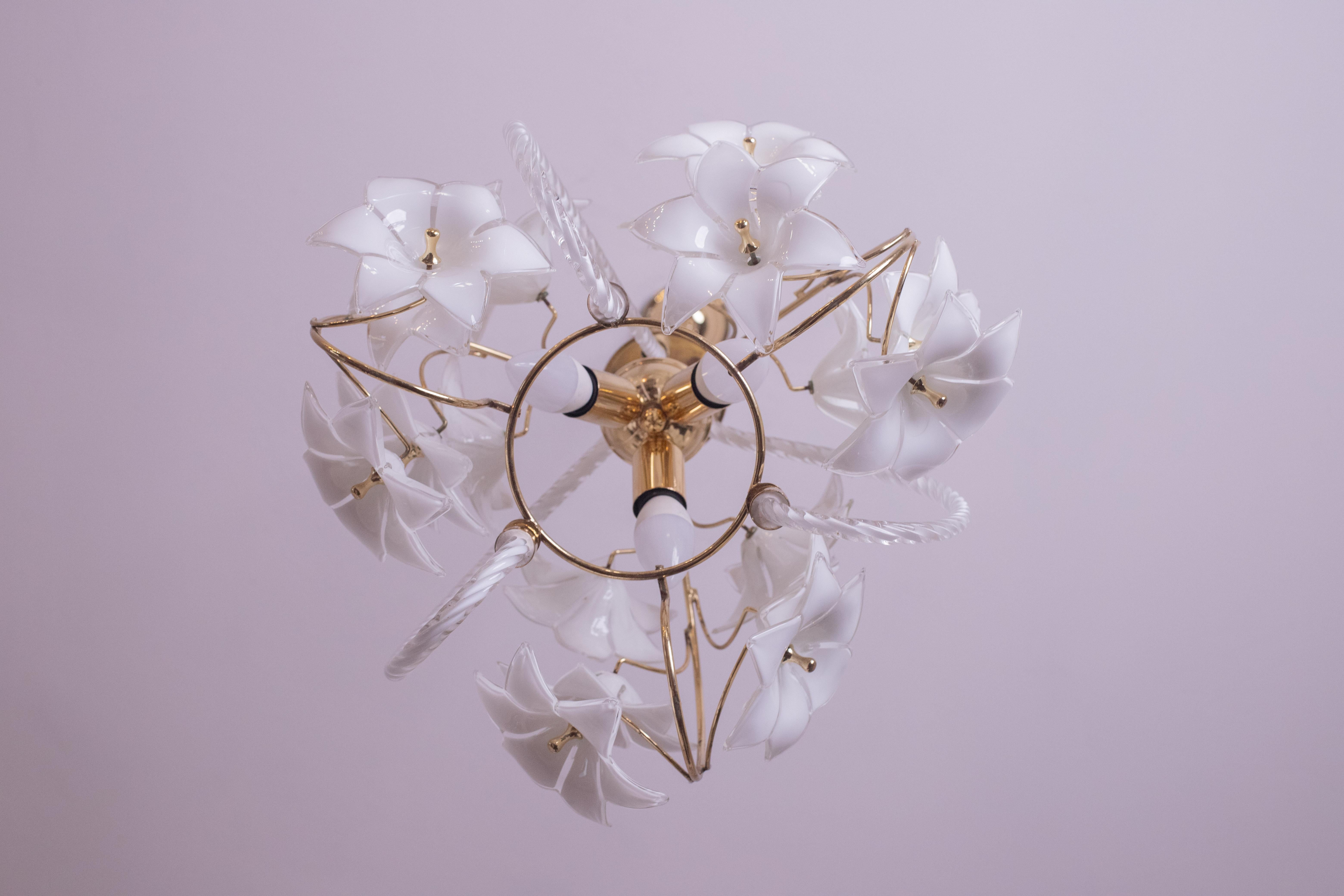 Murano Spherical Chandelier Full of White Flowers, 1980s In Good Condition For Sale In Roma, IT