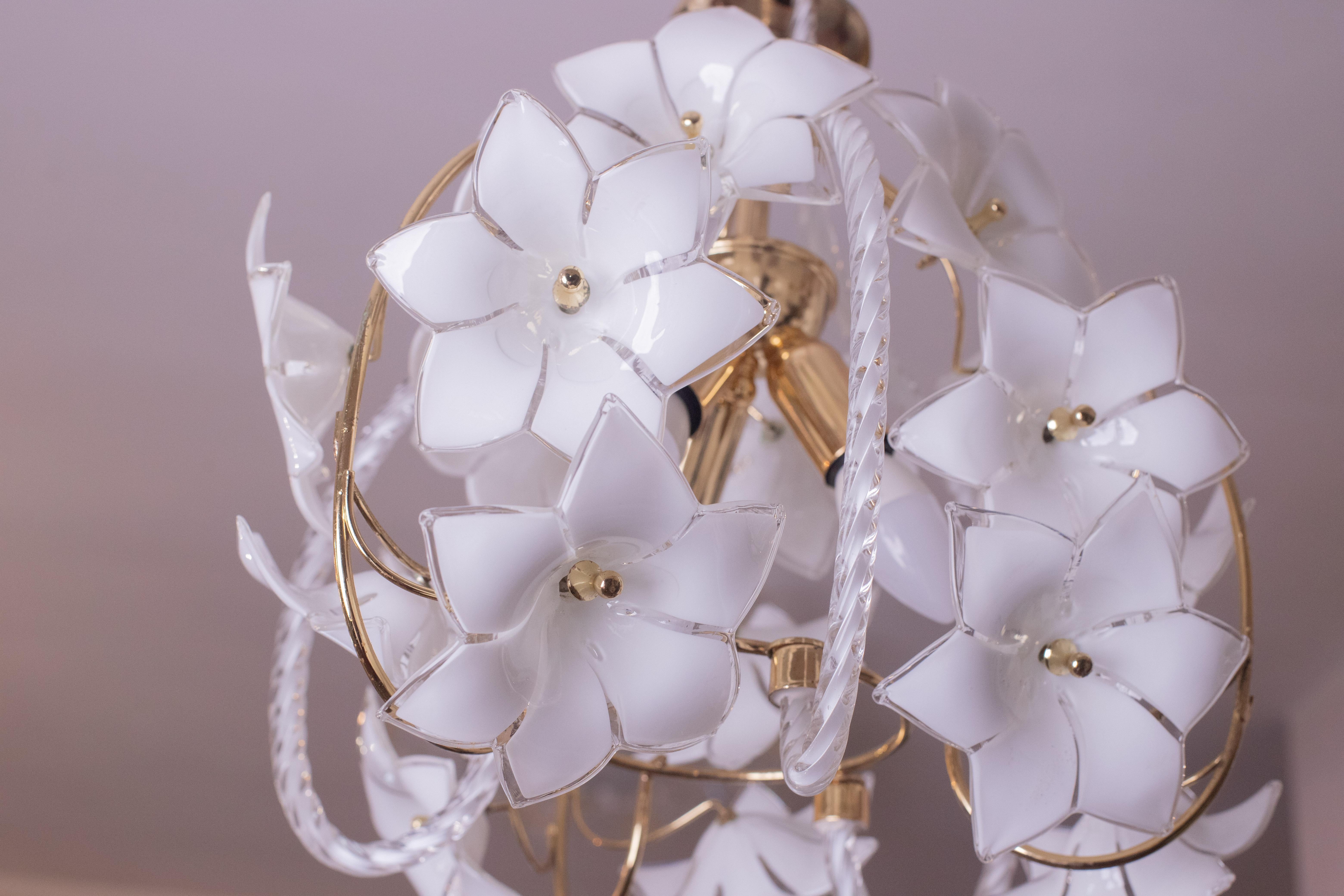 Murano Kugellüster mit weißen Blumen, 1980er Jahre (Ende des 20. Jahrhunderts) im Angebot
