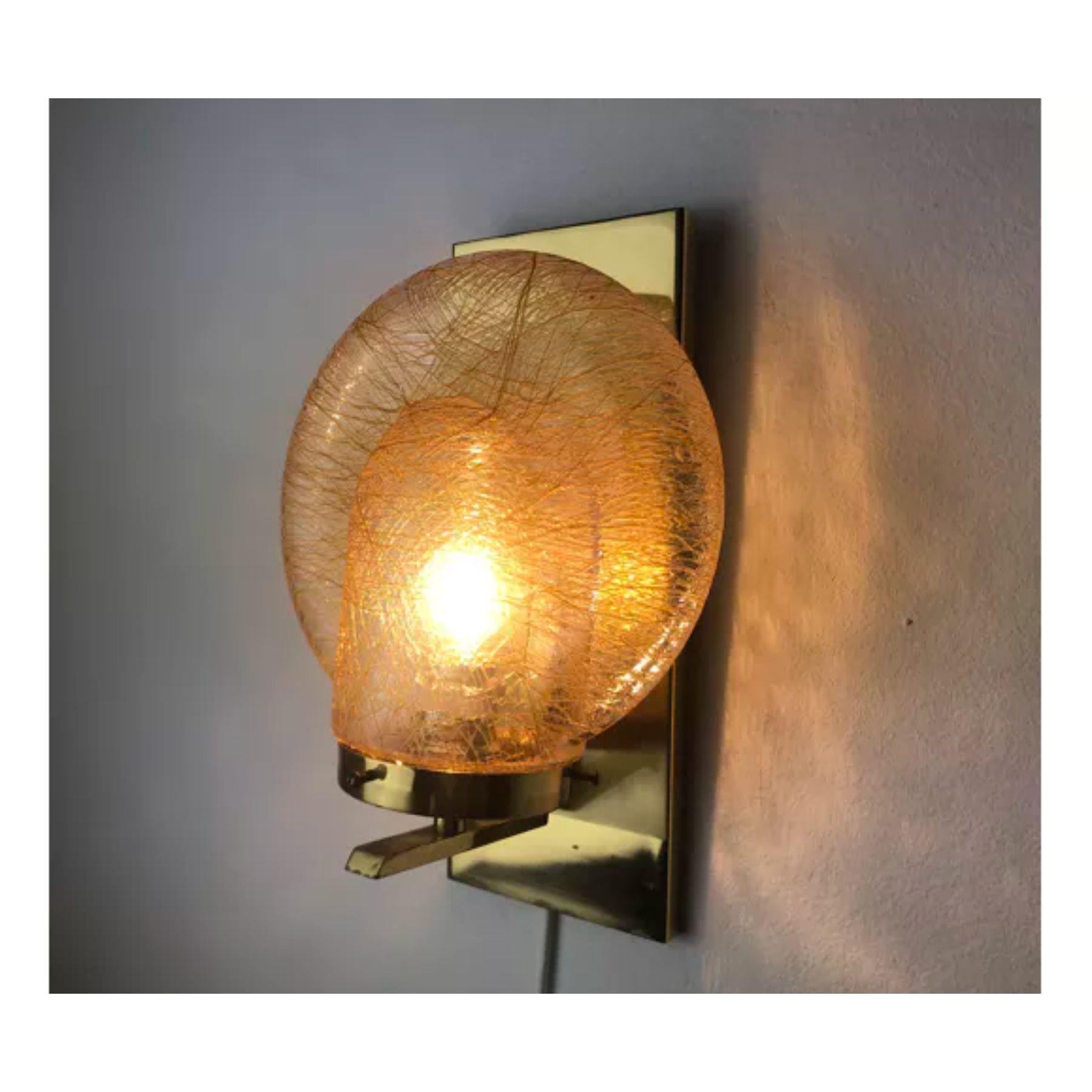 Very beautiful spherical wall lamp dating from the 70s. Murano glass and gilded metal structure. Unique object that will illuminate and bring a real design touch to your interior. Electricity checked, time mark relating to the age of the object,