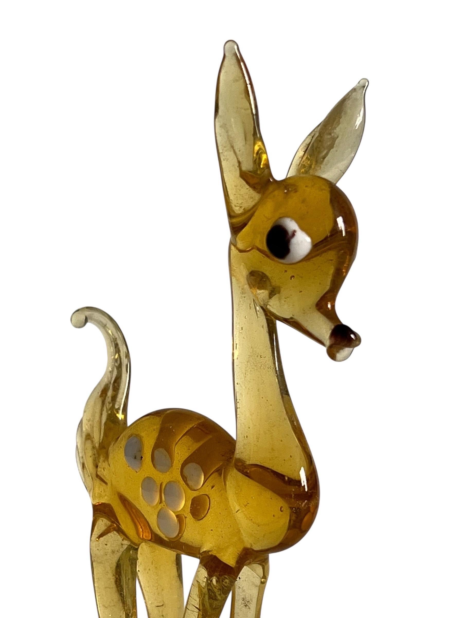 Cervatillo de cristal hilado de Murano.
Magnífico cervatillo de cristal de Murano, soplado a mano con pinzas.
Bellamente elaborado, fino y delicado, el cristal está bellamente coloreado.
Una hermosa pieza de exposición.

Hay disponibles otros tres