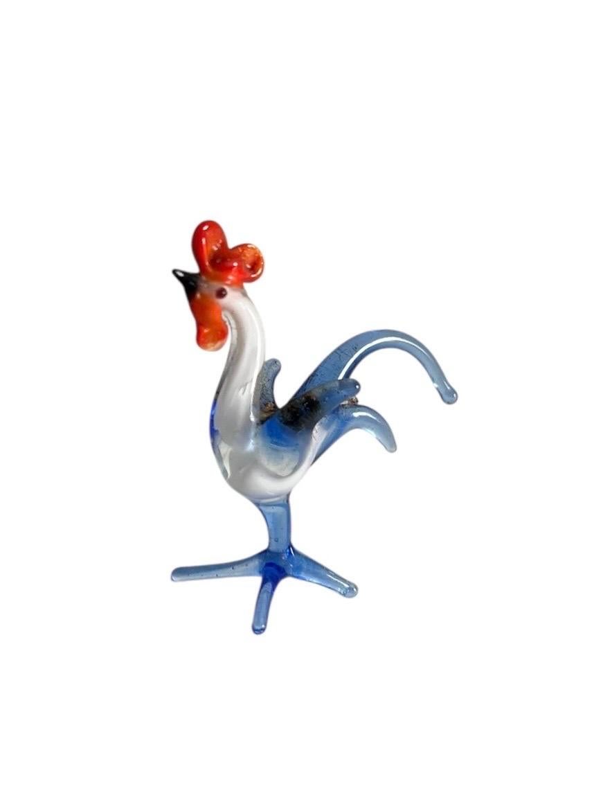 Coq en verre filé de Murano.
Magnifique coq en verre de Murano, soufflé à la main avec des pinces.
Magnifiquement travaillé, fin et délicat, le verre est magnifiquement coloré.
Une superbe pièce de collection.

Trois autres animaux en verre de