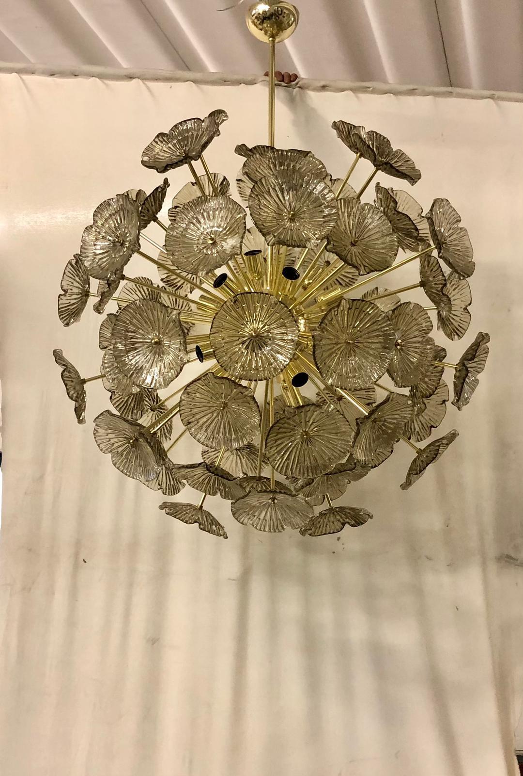 Die großen Glasblumen bilden diesen Murano-Kronleuchter aus dem Jahr 1970. Ein klassischer Sputnik aus der Mitte des Jahrhunderts. Die Öfen von Murano zeichnen sich durch ein unbestreitbar zeitloses, schlichtes und zugleich elegantes Design