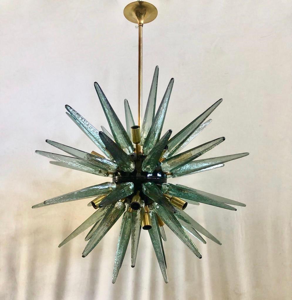Un lampadario di Murano davvero incredibile. Sorprendente design degli anni '70, grazie alla forma molto particolare di queste grandi stalattiti in vetro acquamarina. Molto elegante, arreda e decora tutta la tua stanza. I forni di Murano creano un
