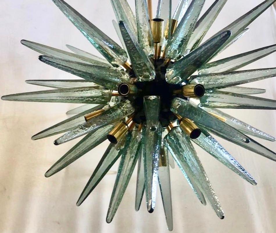 Mid-Century moderno Lampadario e pendente in vetro artistico Sputnik di Murano color acquamarina, 2020 in vendita