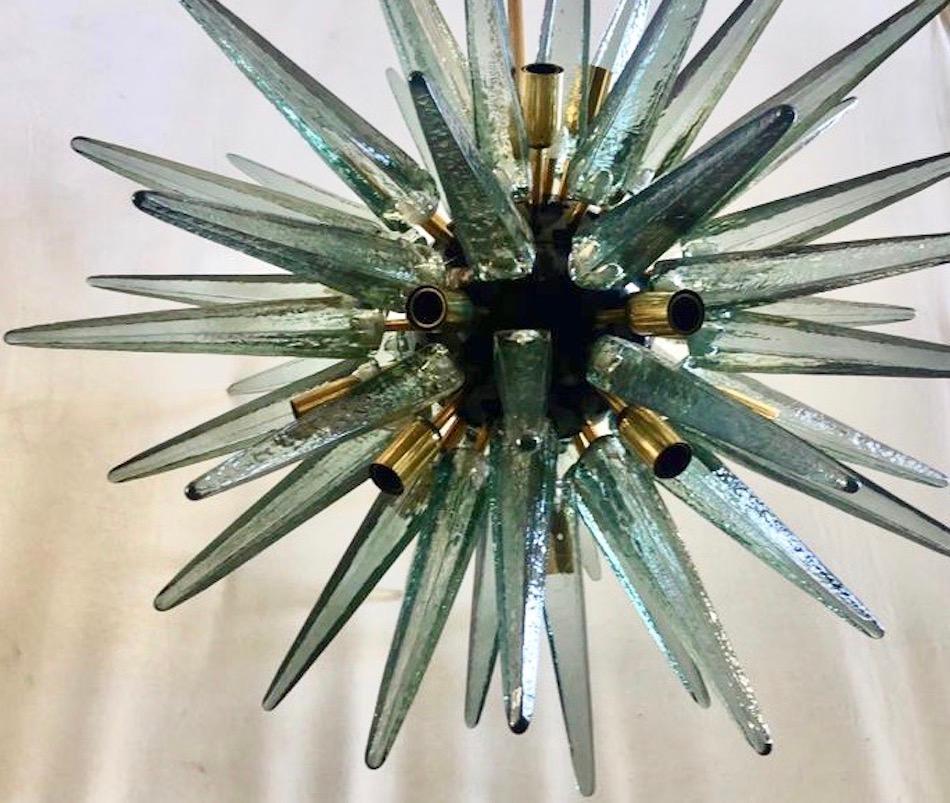 XXI secolo e contemporaneo Lampadario e pendente in vetro artistico Sputnik di Murano color acquamarina, 2020 in vendita
