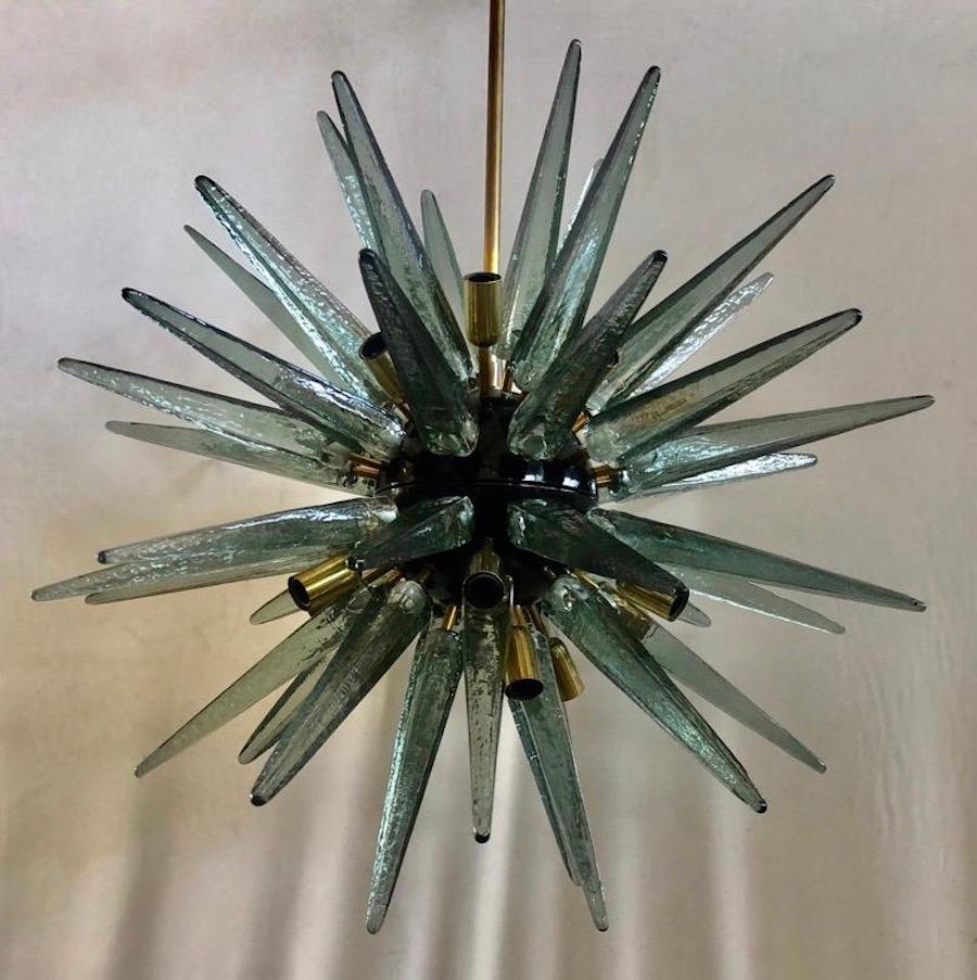 Ottone Lampadario e pendente in vetro artistico Sputnik di Murano color acquamarina, 2020 in vendita