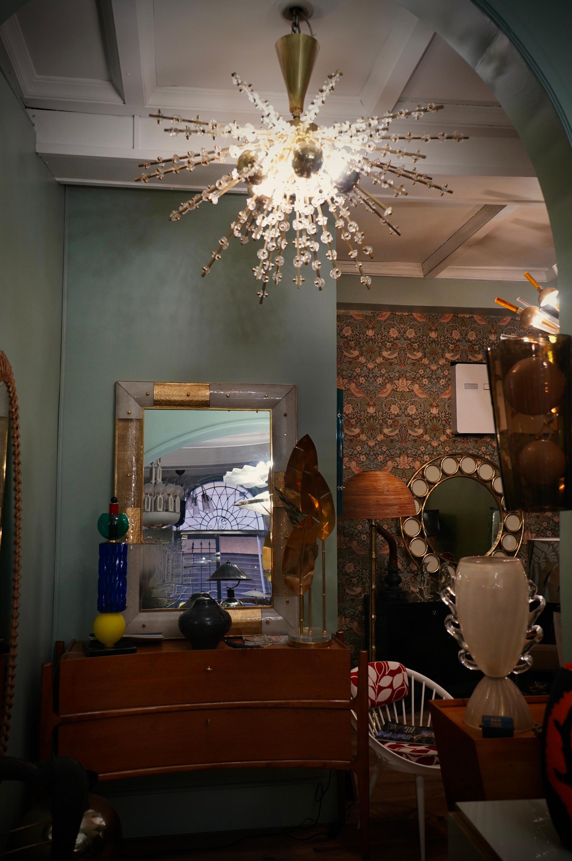 Something truly incredible this Murano chandelier. Surprising design from the 70s, due to the very particular shape of these long brass rods with attached glass flowers. Very elegant, it will furnish and decorate your entire room. The Murano