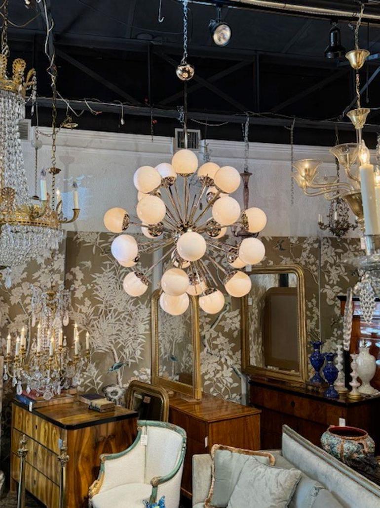 Grande e imponente lampadario moderno in vetro di Murano e ottone Sputnik. Circa 2000. Il lampadario è stato ricablato professionalmente e viene fornito con catena e baldacchino coordinati. È pronto per essere appeso! 36 