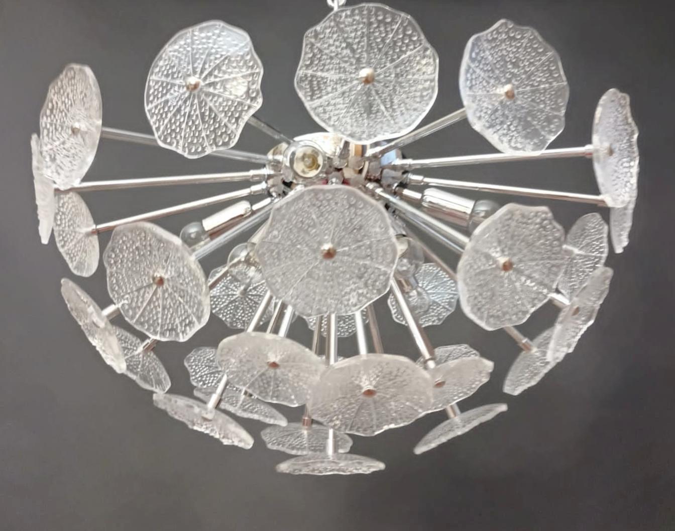 Italian sputnik flush mount or chandelier with vintage 1960s clear textured Murano glass discs, mounted on chrome finish metal frame / designed by Fabio Bergomi for Fabio Ltd / Made in Italy
Measures: Diameter 24.5 inches, height 12.5 inches
8