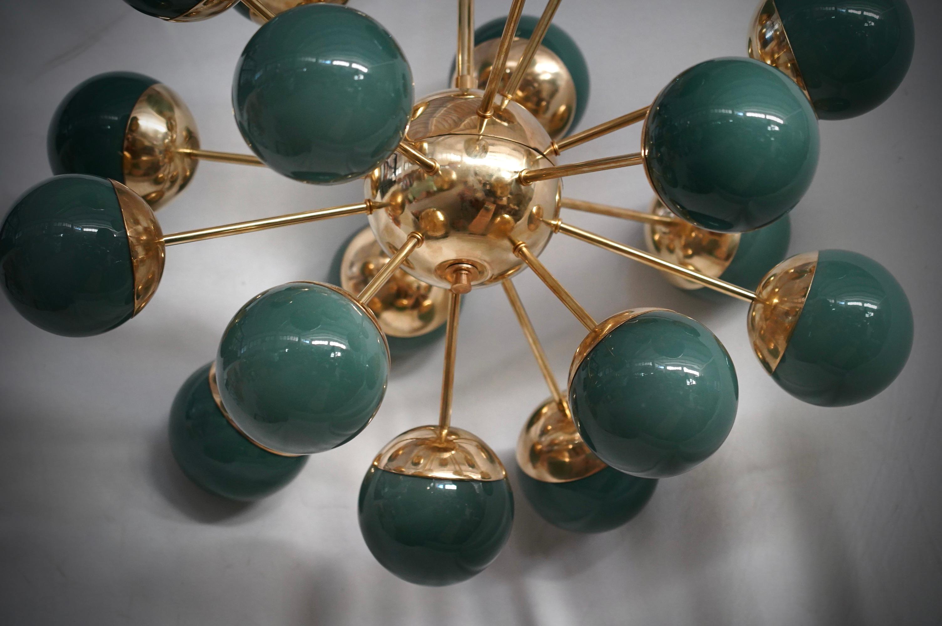 Murano Sputnik Grünes Glas und Messing Kronleuchter und Anhänger, 2020 (Moderne der Mitte des Jahrhunderts) im Angebot
