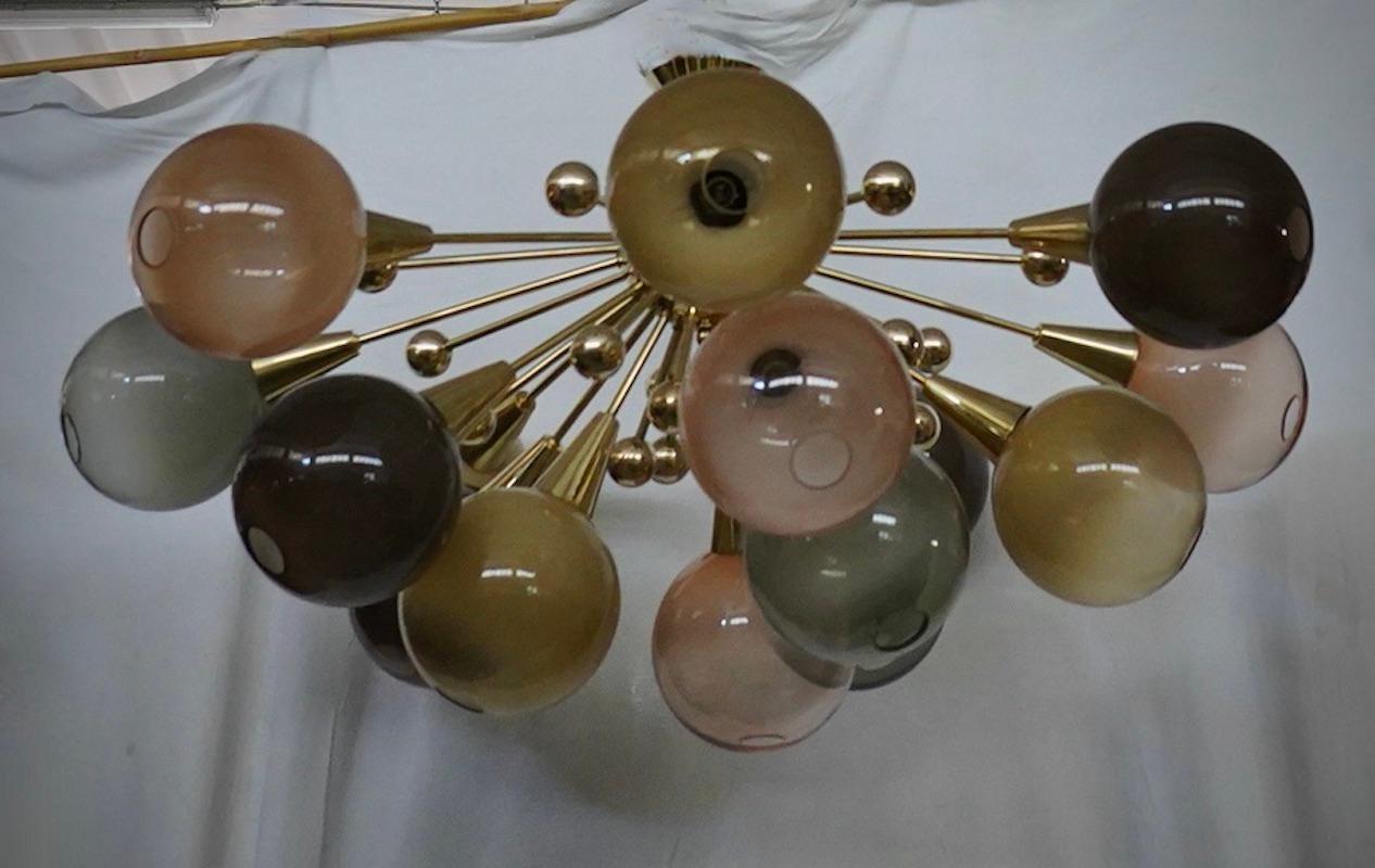 Un fantastico Sputnik multicolore, marrone fumé giallo ocra blu, dal design sorprendente e dall'altezza ridotta, che gli permette di adattarsi a soffitti sia alti che bassi. Molto elegante, è in grado di arredare e decorare tutta la tua casa.

Il
