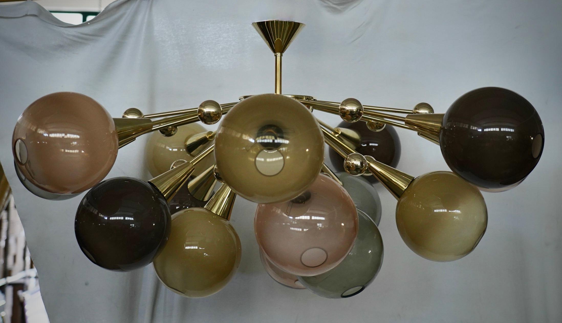 Mid-Century moderno Lampadario e pendente in vetro artistico multicolore e ottone di Murano Sputnik, 2020 in vendita