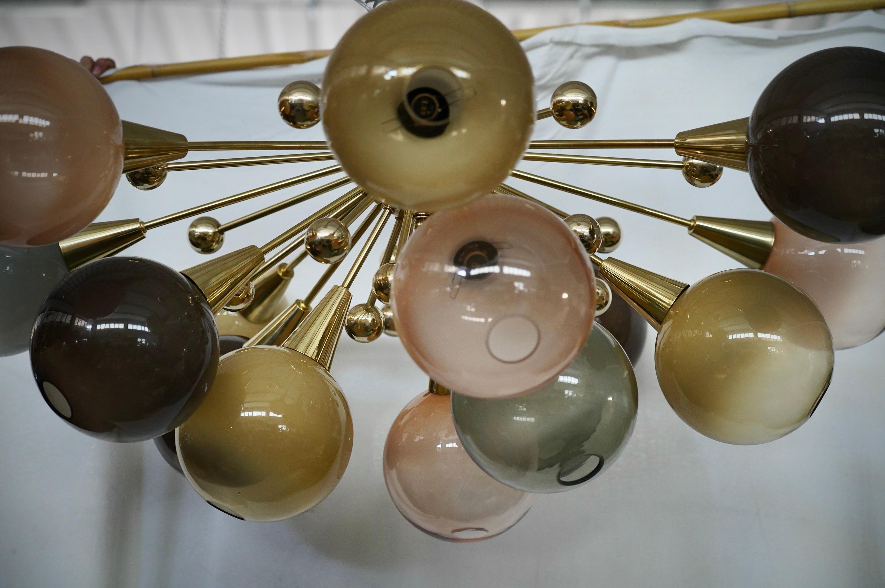 Italiano Lampadario e pendente in vetro artistico multicolore e ottone di Murano Sputnik, 2020 in vendita