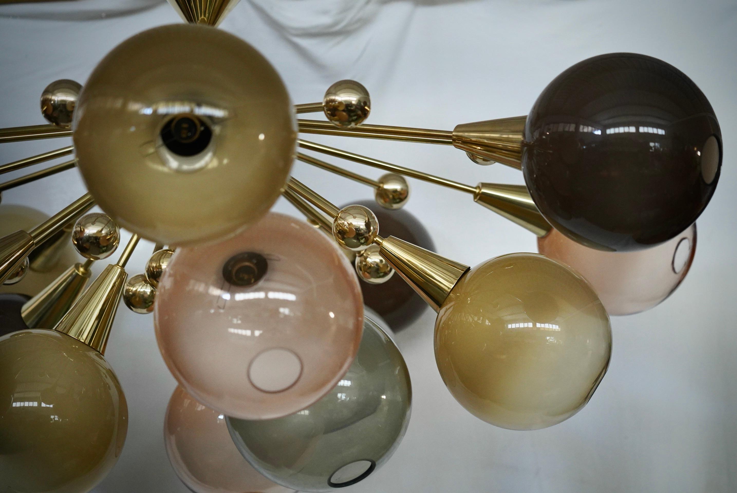 XXI secolo e contemporaneo Lampadario e pendente in vetro artistico multicolore e ottone di Murano Sputnik, 2020 in vendita