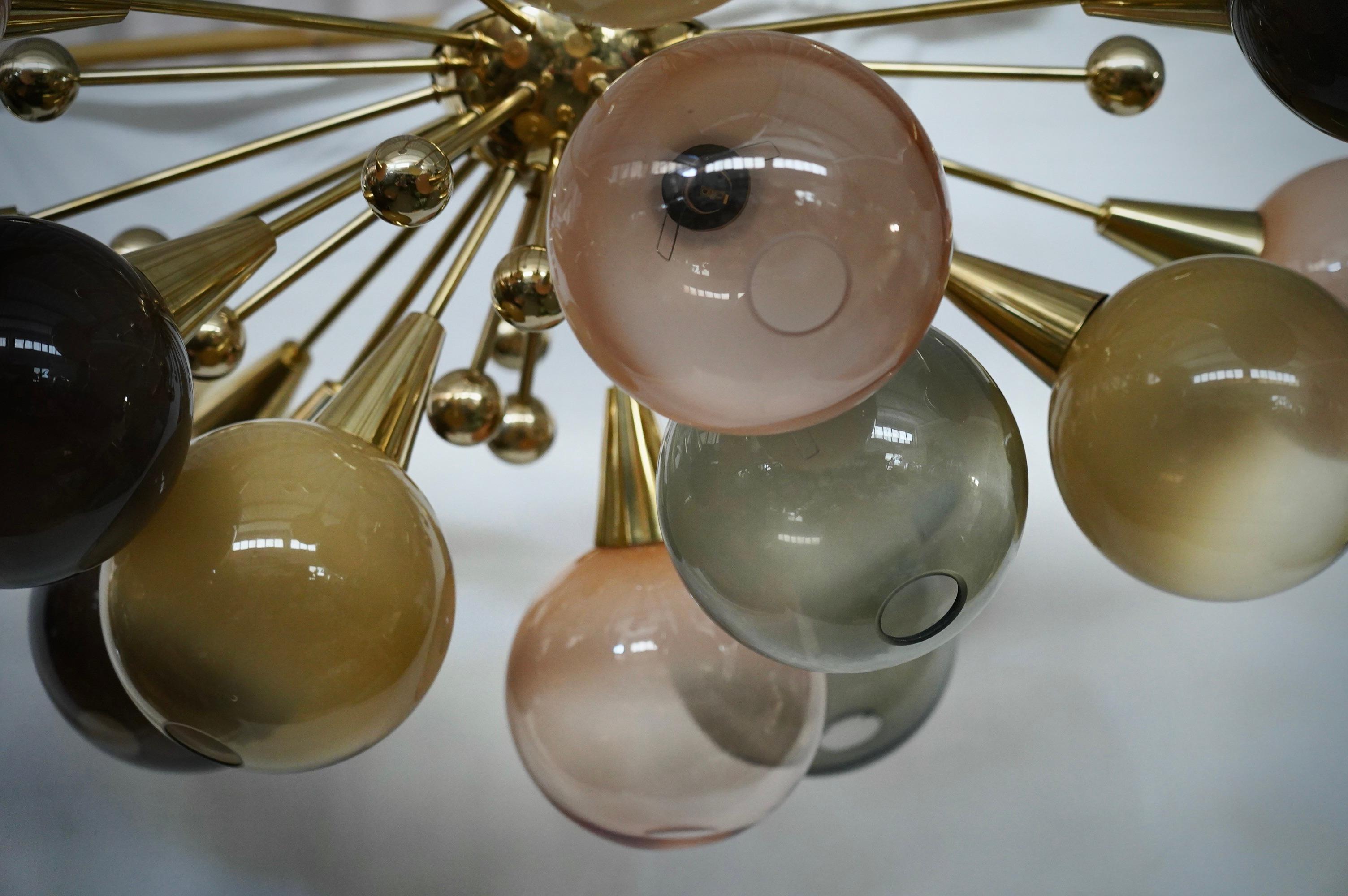 Ottone Lampadario e pendente in vetro artistico multicolore e ottone di Murano Sputnik, 2020 in vendita