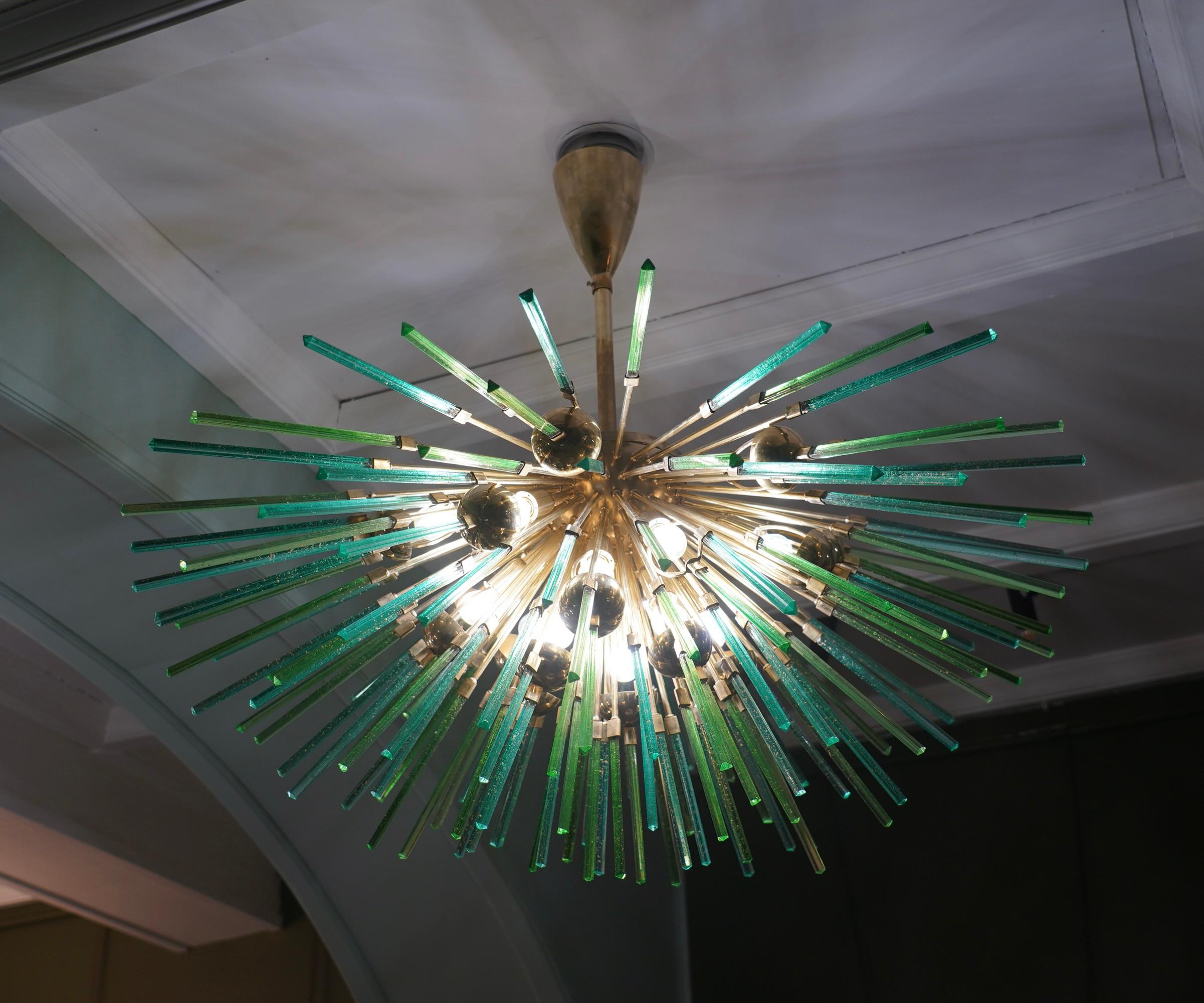 A fantastic glass sputnik in two colors of green, with a surprising design and its very low height, which allows it to adapt to both high and low ceilings. Very elegant, it will furnish and decorate your entire home.

The chandelier has a central