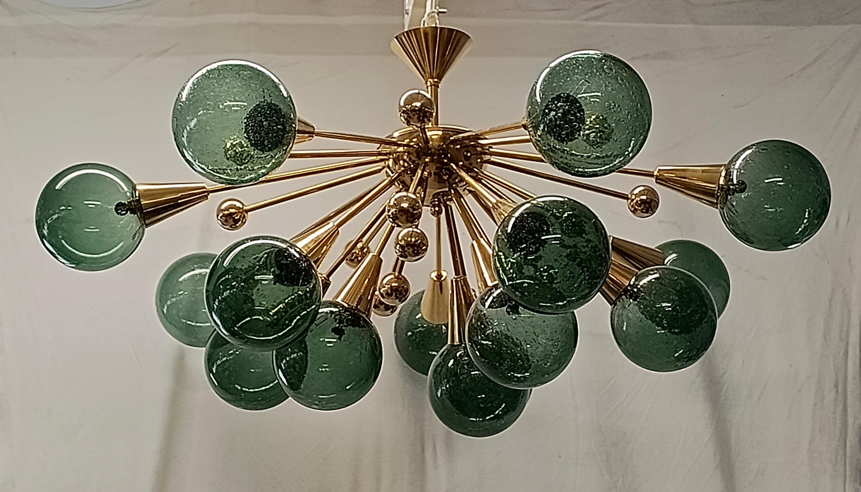 Ein fantastischer smaragdgrüner Sputnik mit einem überraschenden Design und einer sehr geringen Höhe, die es ermöglicht, dass er sowohl in hohe als auch in niedrige Decken passt. Sehr elegant, es wird Ihr ganzes Haus einrichten und schmücken.

Der